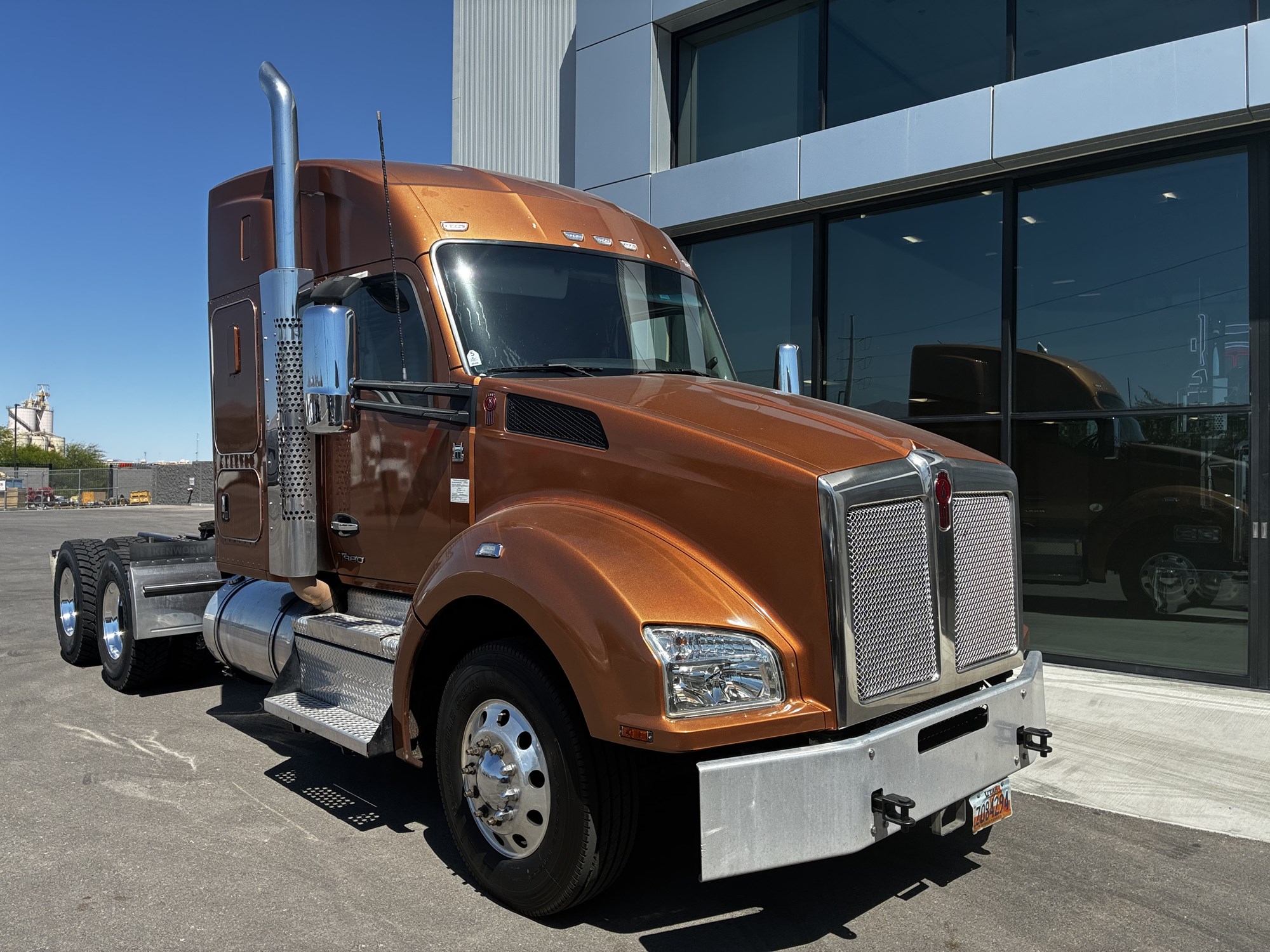 2023 Kenworth T880 2023 Kenworth T880 - image 1 of 6