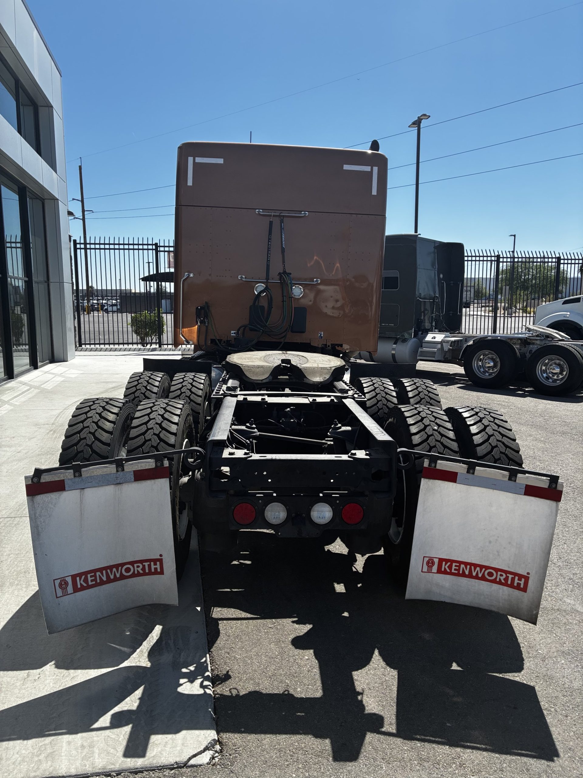 2023 Kenworth T880 2023 Kenworth T880 - image 2 of 6