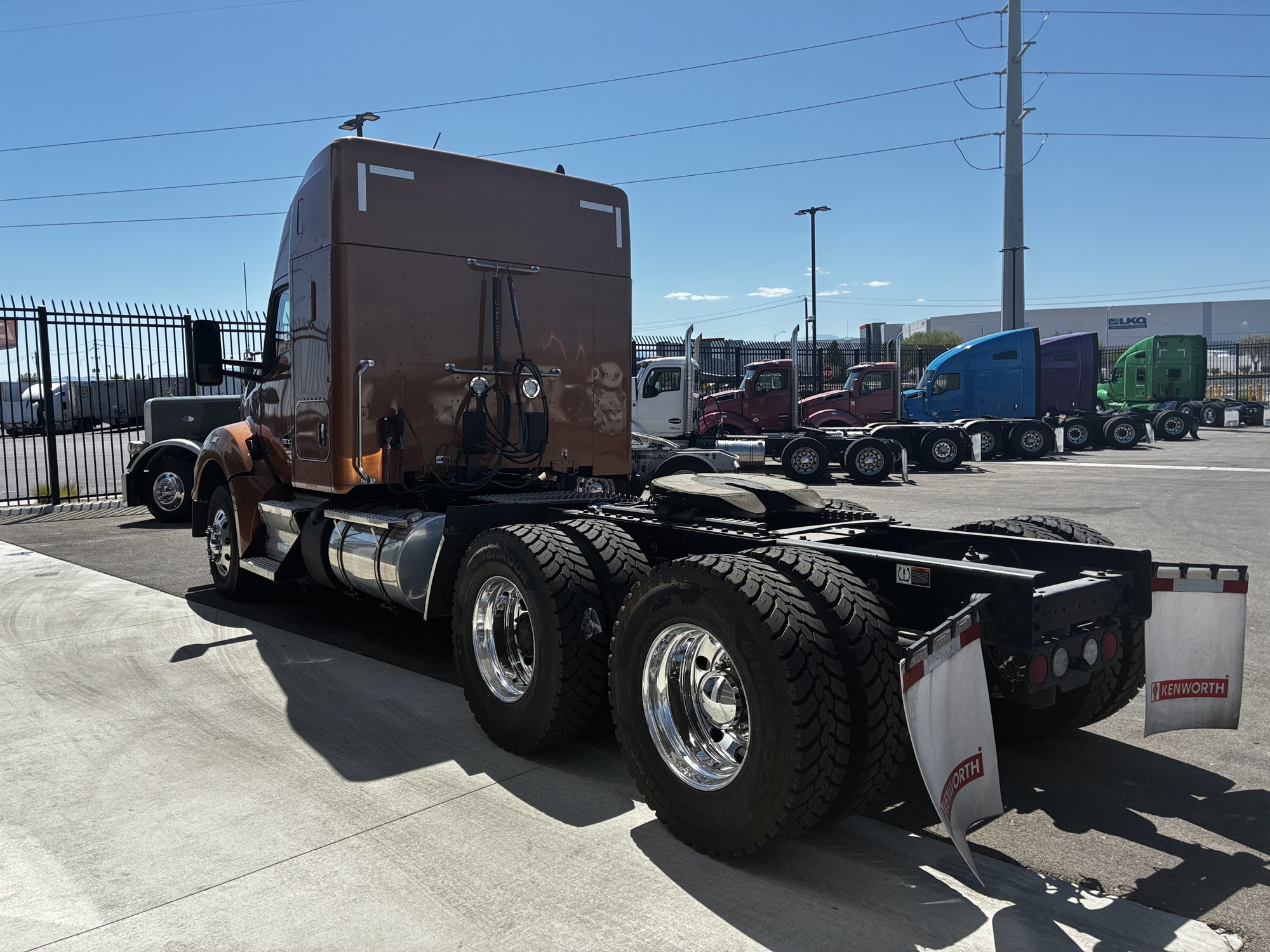 2023 Kenworth T880 2023 Kenworth T880 - image 3 of 6