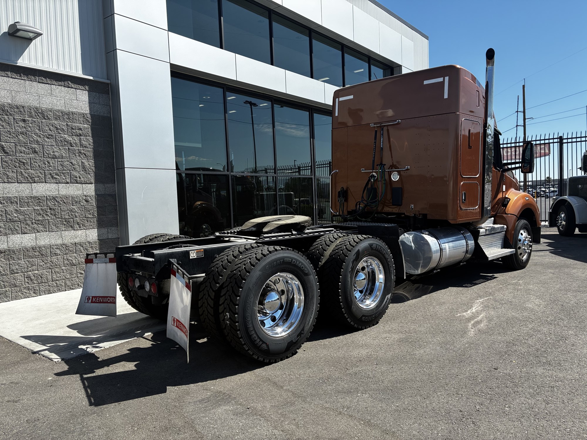 2023 Kenworth T880 2023 Kenworth T880 - image 4 of 6