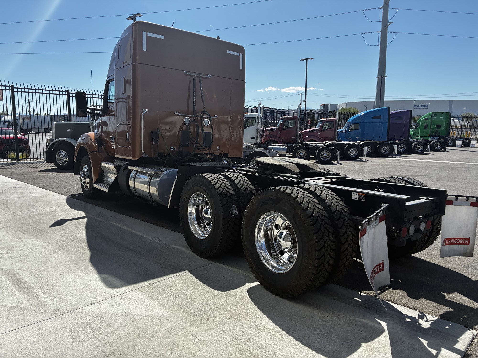 2023 Kenworth T880 2023 Kenworth T880 - image 5 of 6