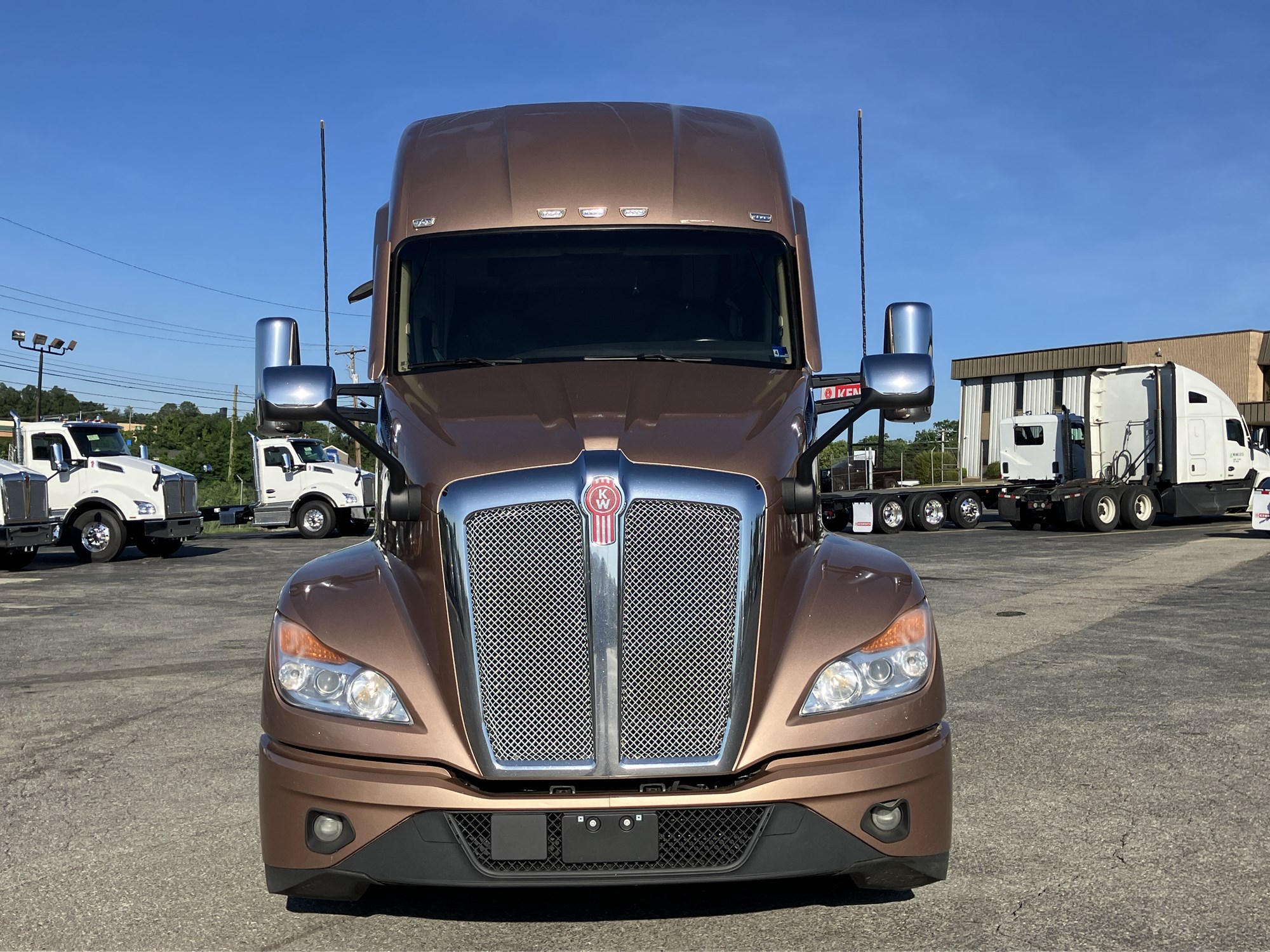 2023 Kenworth T680 2023 Kenworth T680 - image 2 of 6