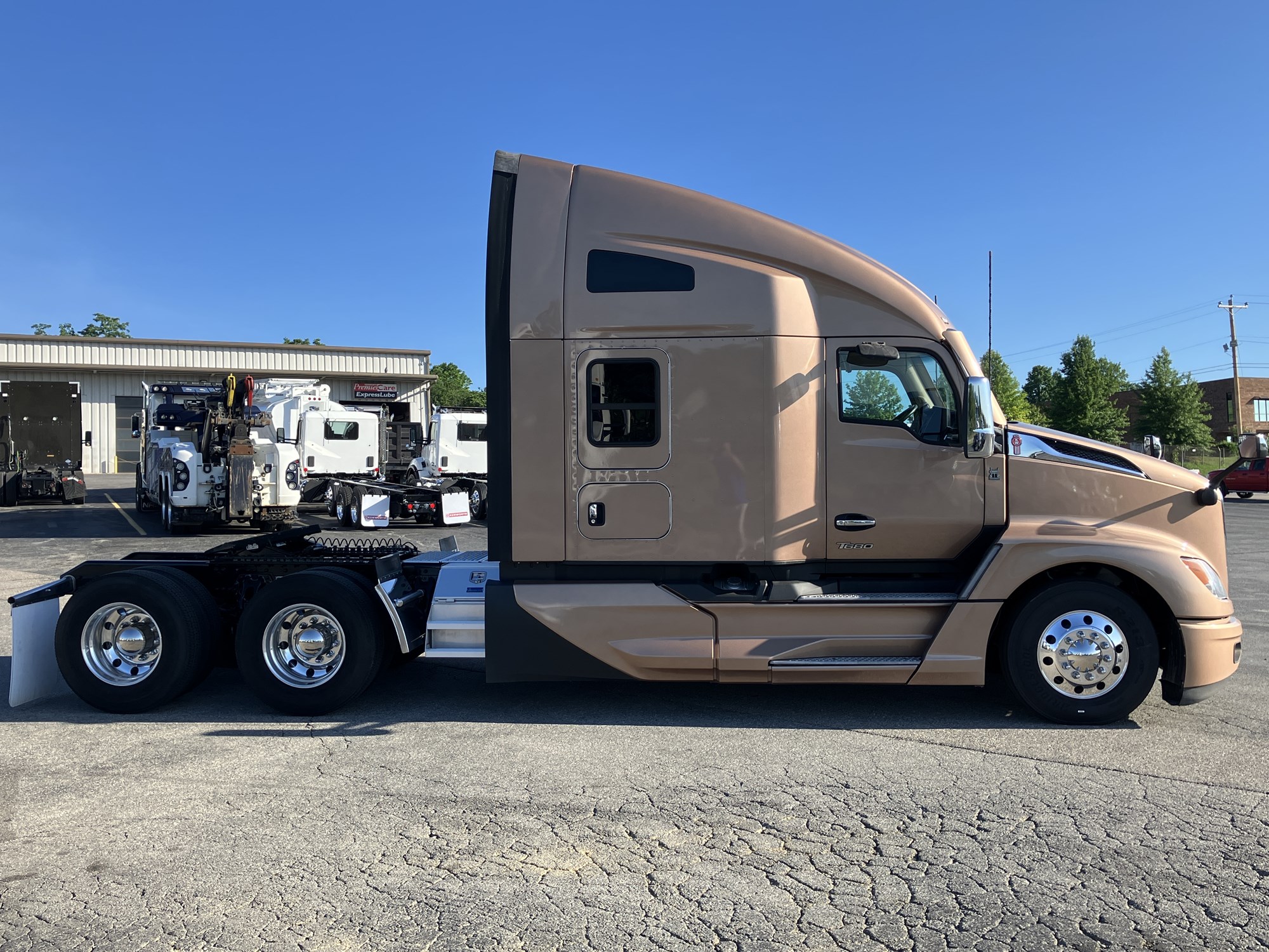 2023 Kenworth T680 2023 Kenworth T680 - image 3 of 6