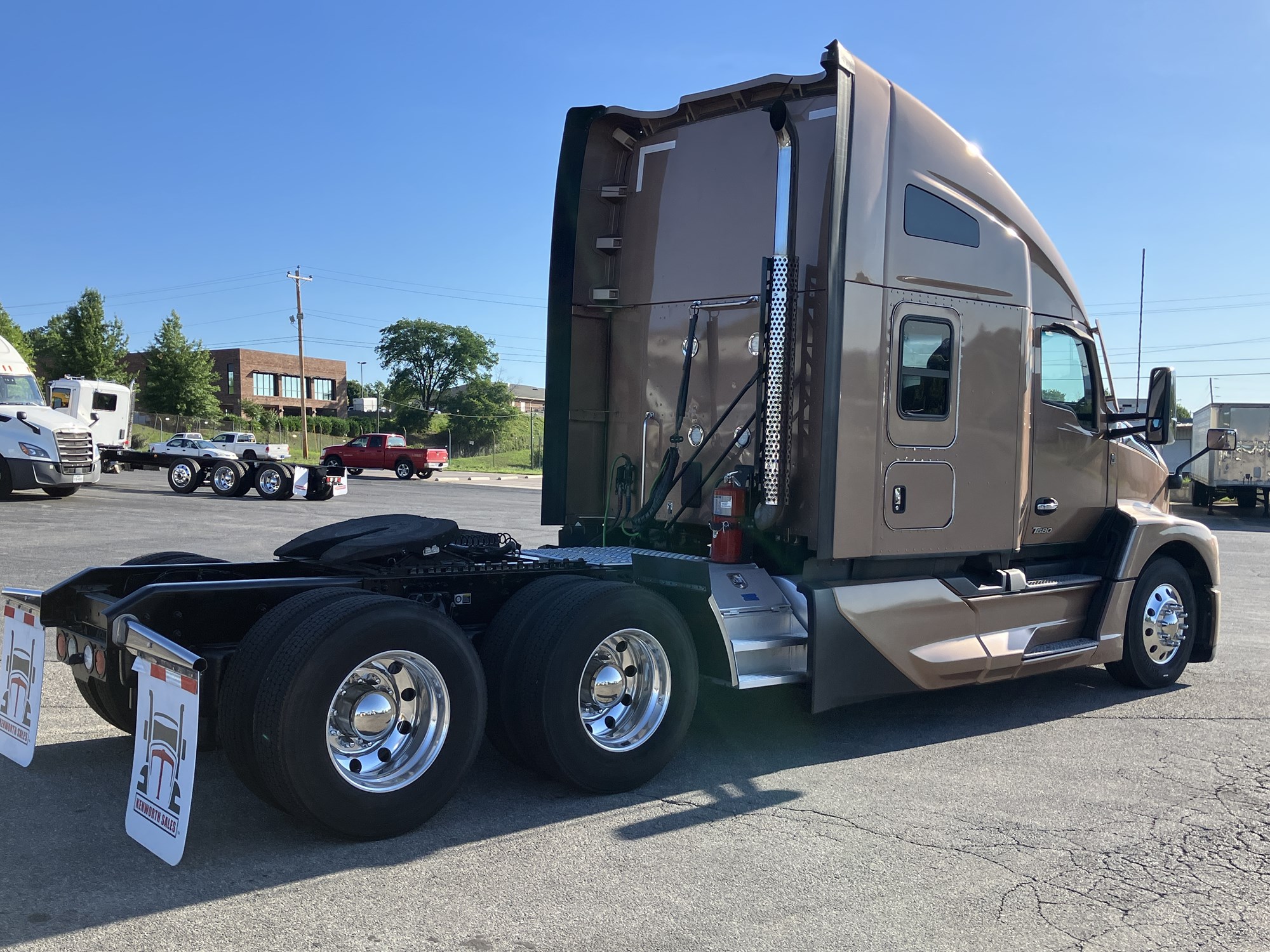 2023 Kenworth T680 2023 Kenworth T680 - image 4 of 6