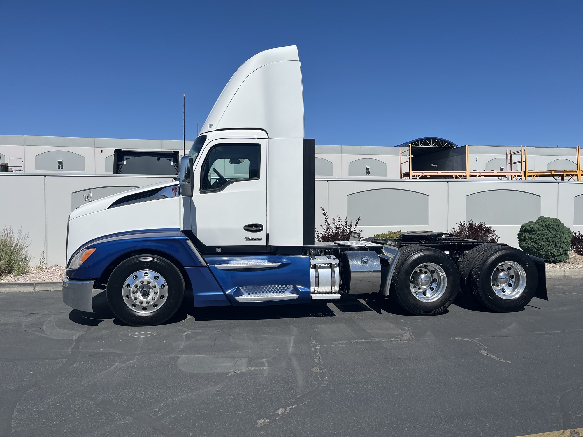 2023 Kenworth T680 - image 2 of 6
