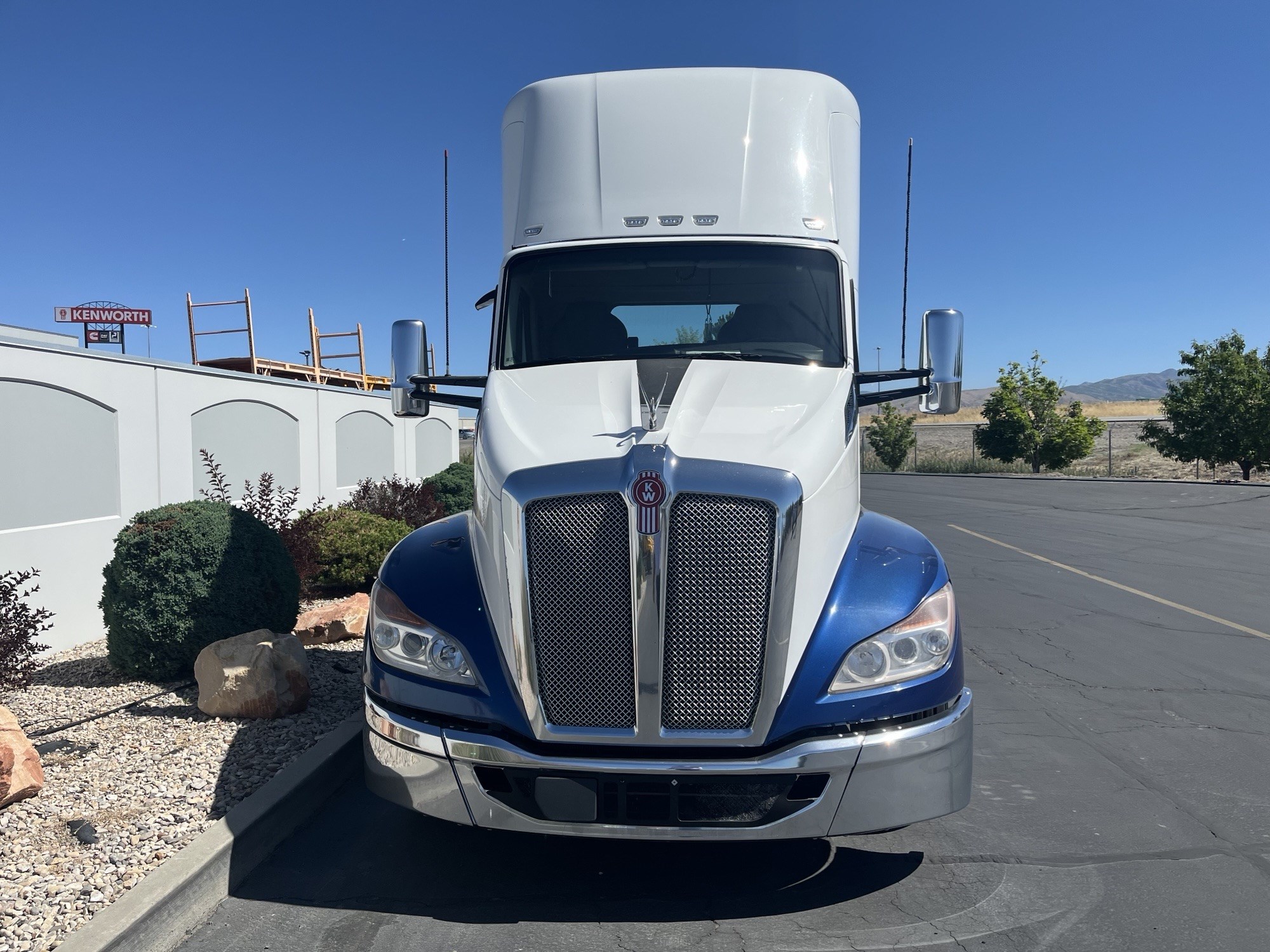 2023 Kenworth T680 - image 3 of 6