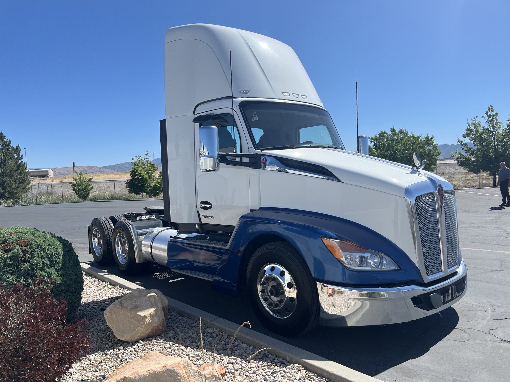 2023 Kenworth T680 - image 4 of 6