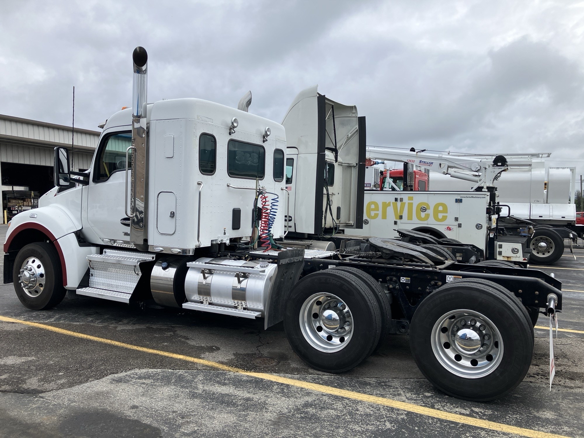 2023 Kenworth T880 2023 Kenworth T880 - image 2 of 2
