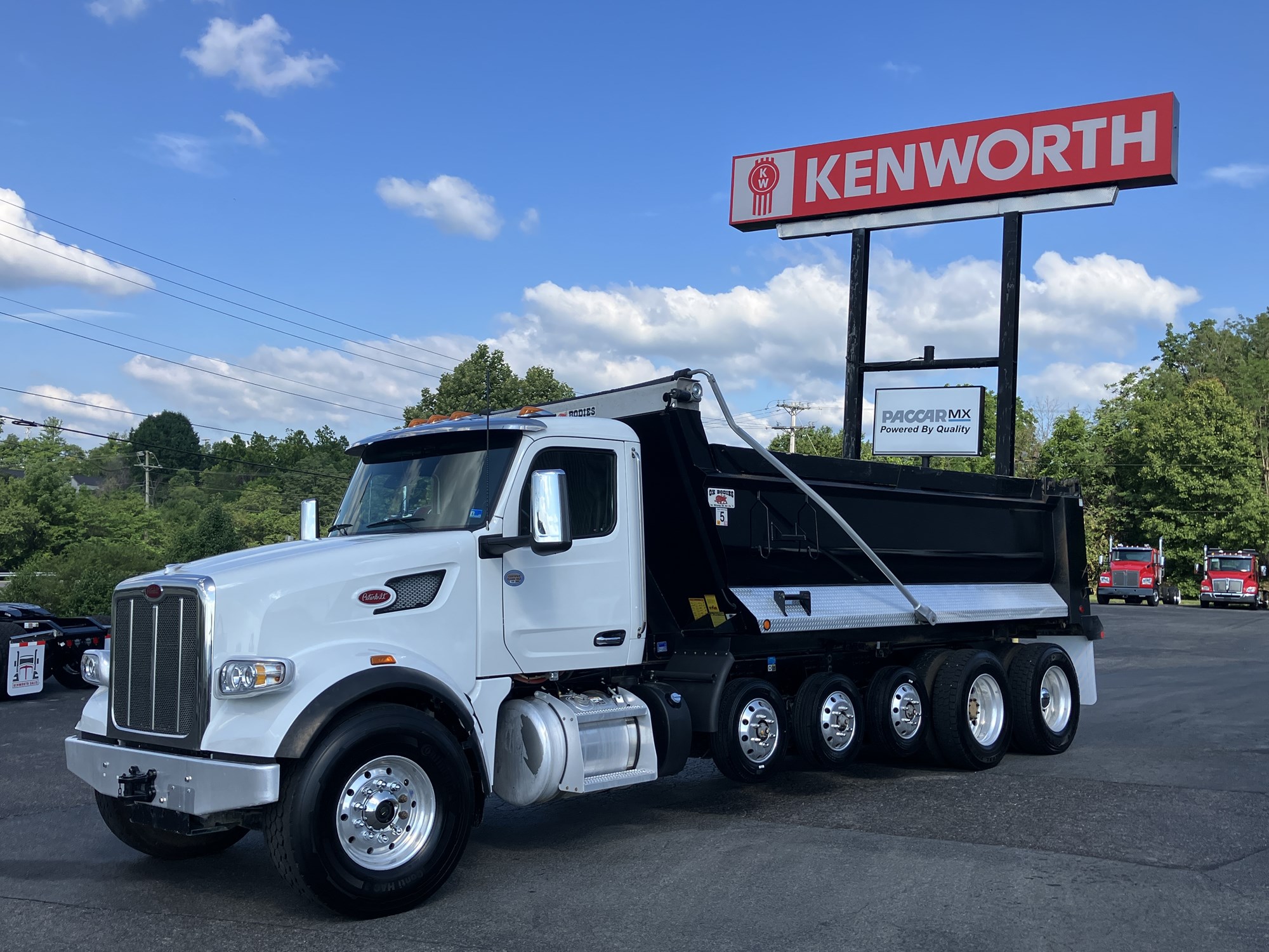2025 Peterbilt 567 2025 Peterbilt 567 - image 1 of 6