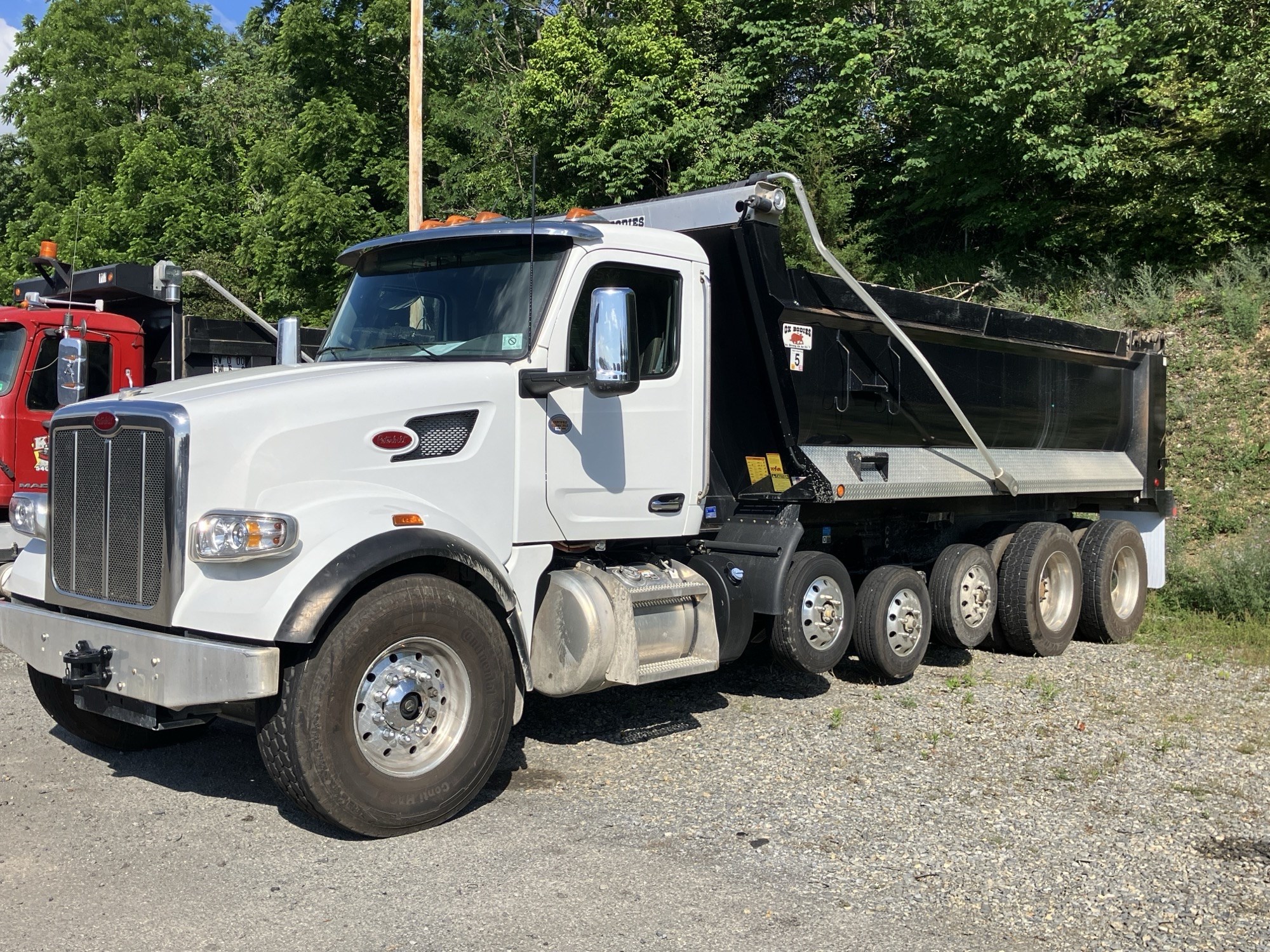 2025 Peterbilt 567 - image 1 of 4