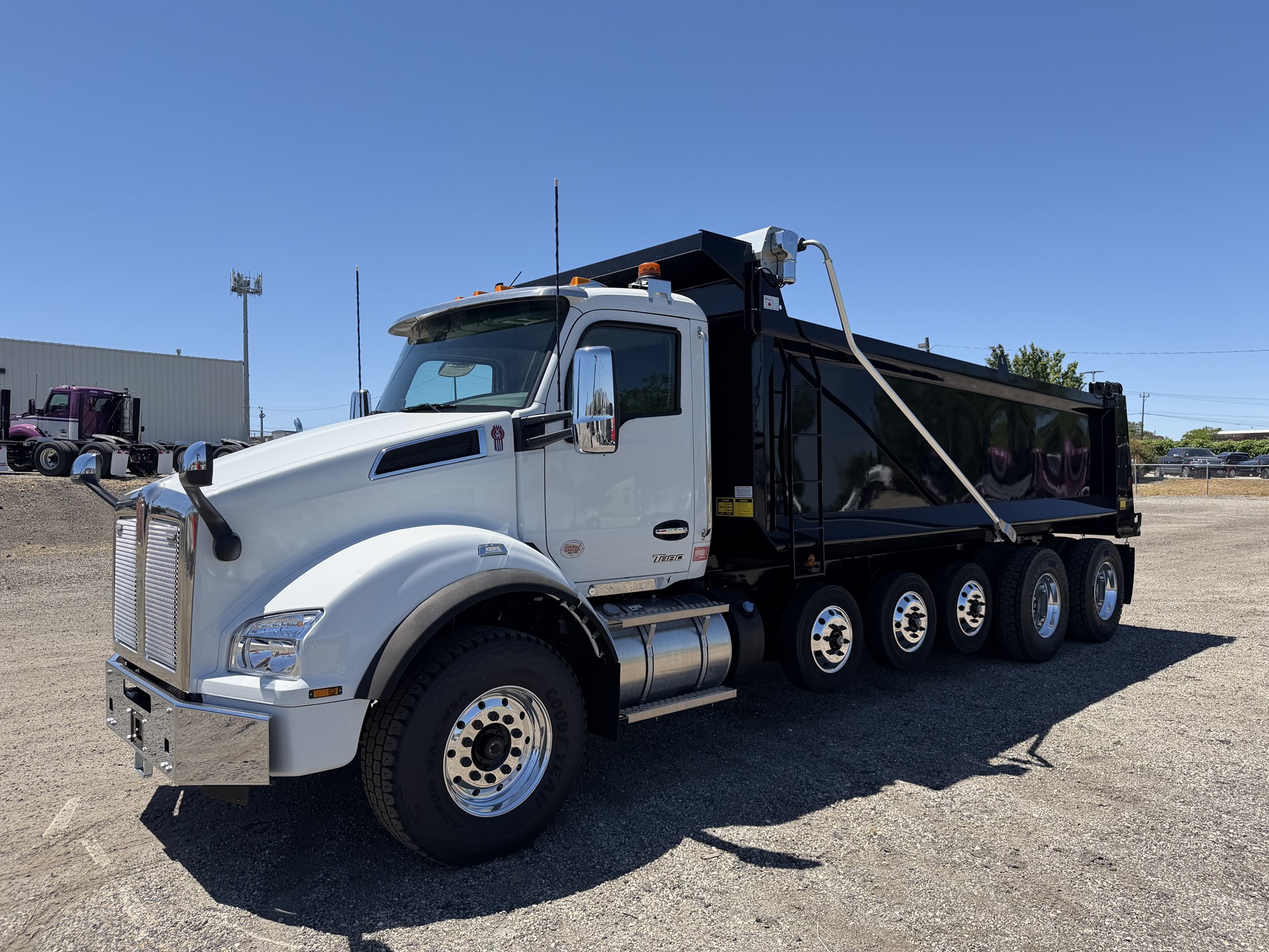 2025 Kenworth T880 2025 Kenworth T880 - image 1 of 6