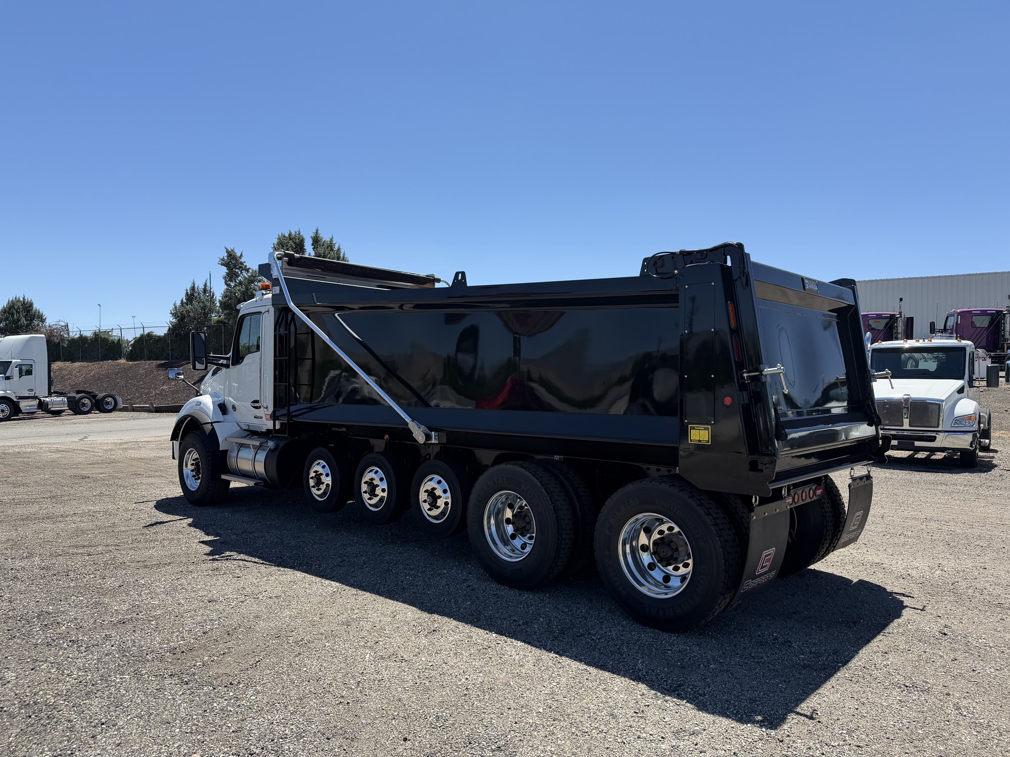2025 Kenworth T880 2025 Kenworth T880 - image 2 of 6