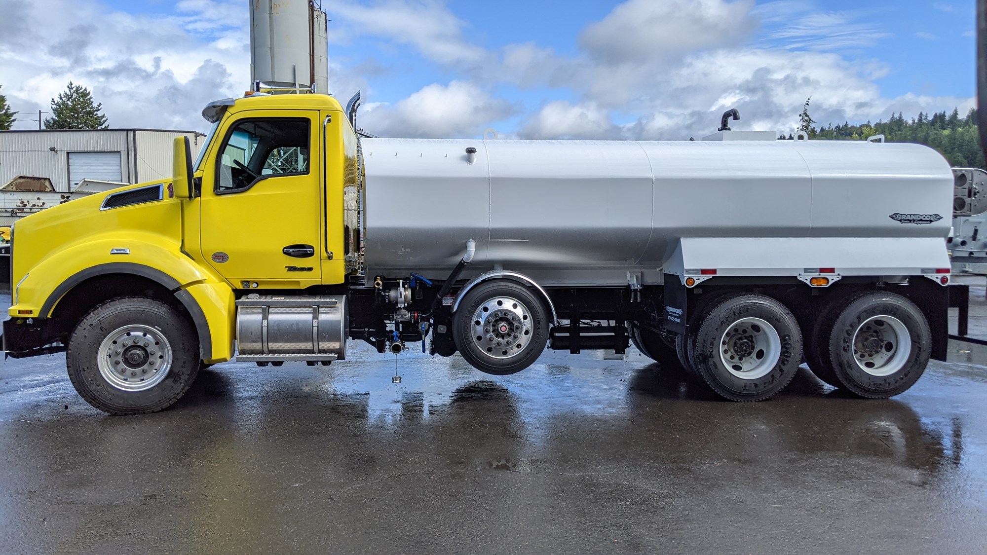 2025 Kenworth T880 2025 Kenworth T880 - image 1 of 6
