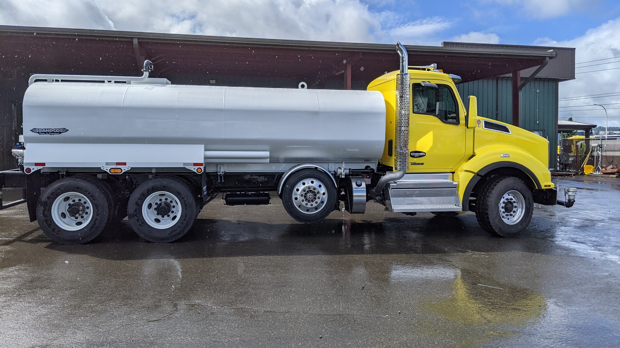 2025 Kenworth T880 2025 Kenworth T880 - image 2 of 6