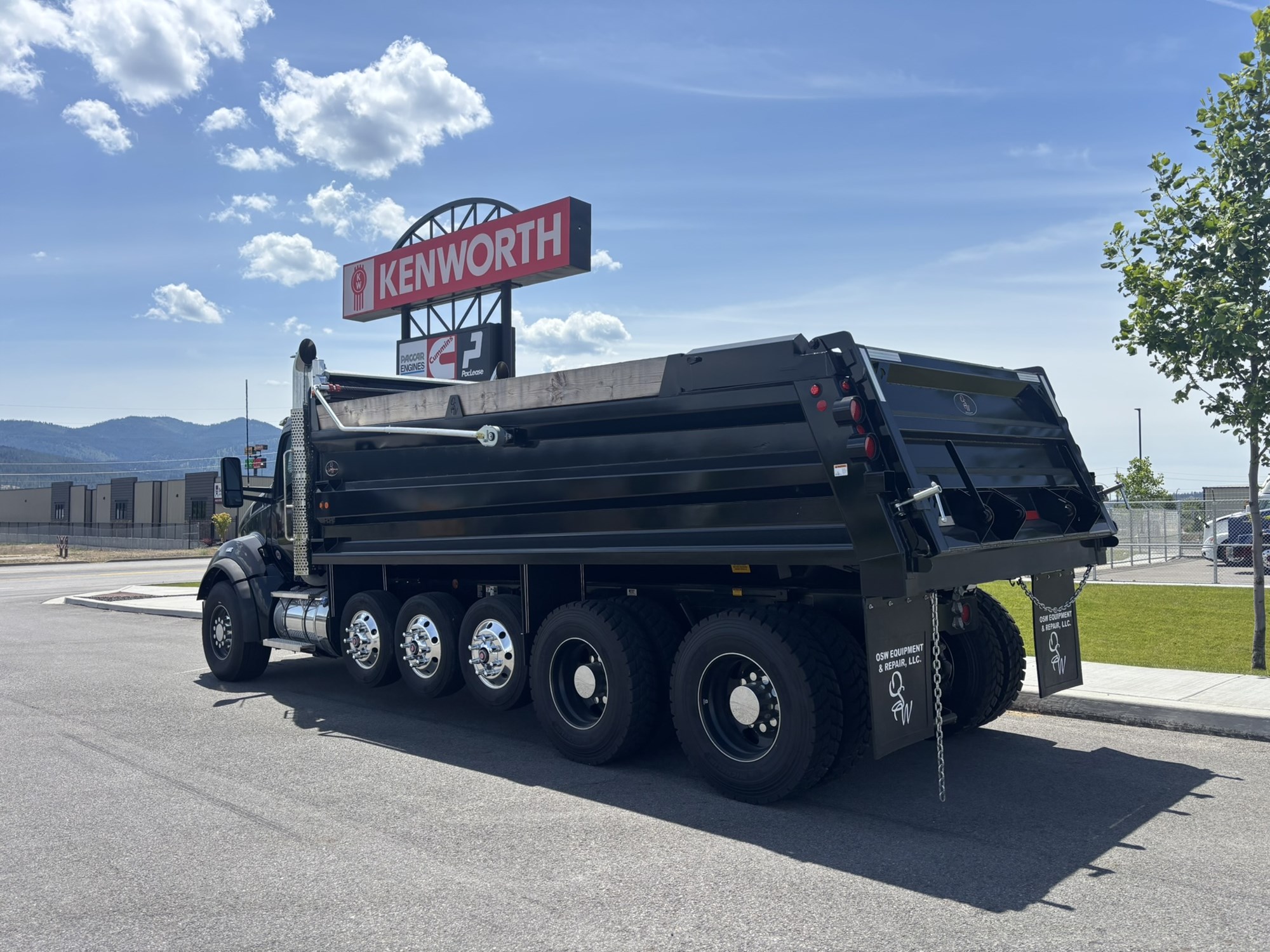 2025 Kenworth T880 - image 2 of 6