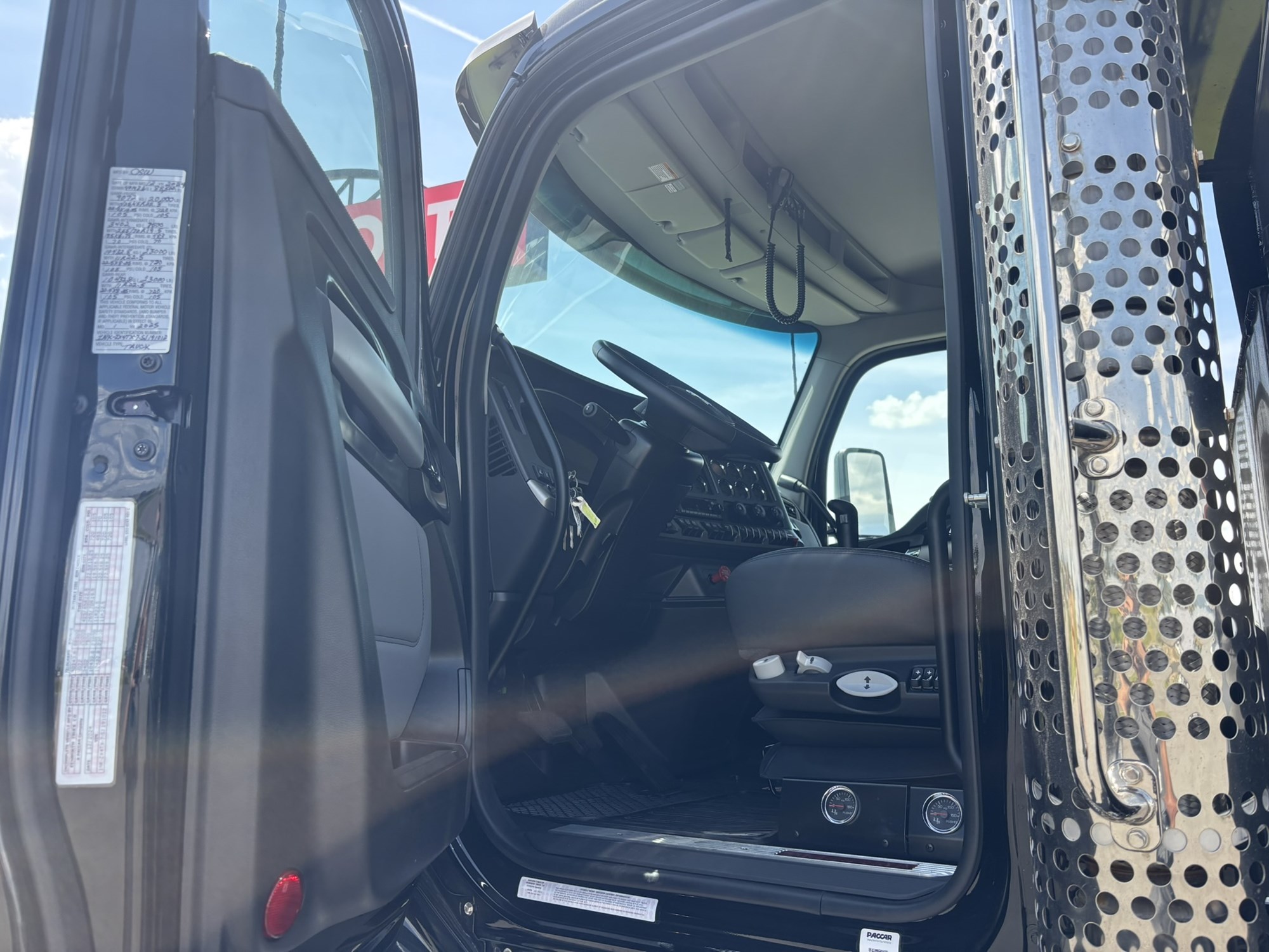 2025 Kenworth T880 - image 5 of 6