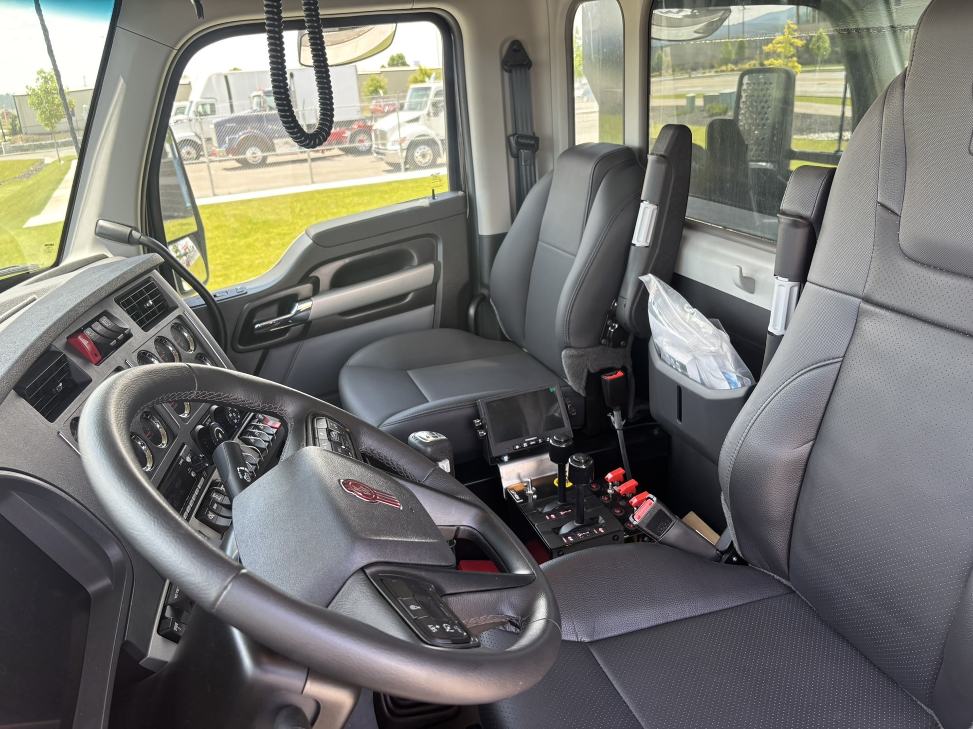 2025 Kenworth T880 - image 6 of 6