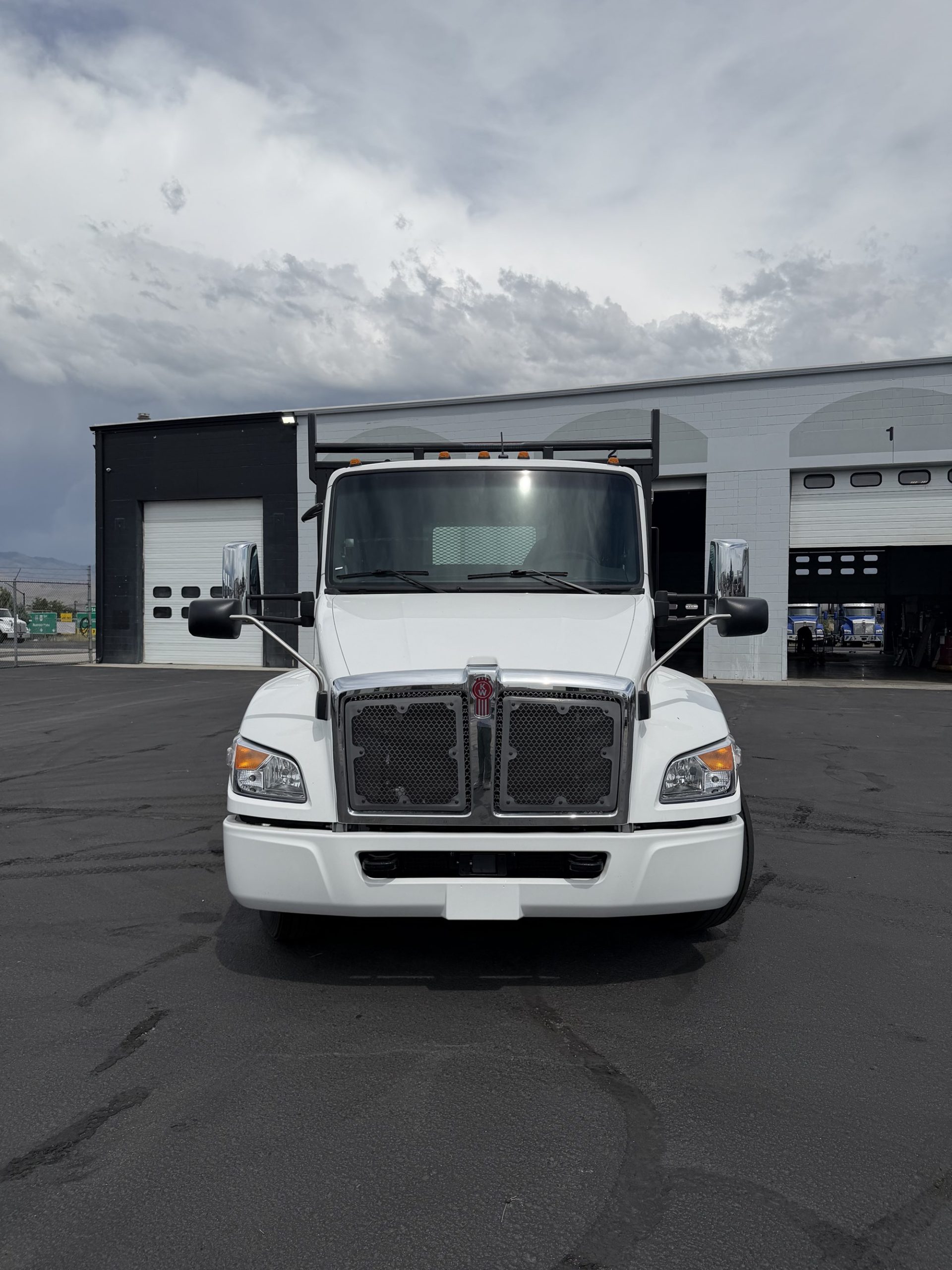 2025 Kenworth T280 - image 2 of 5