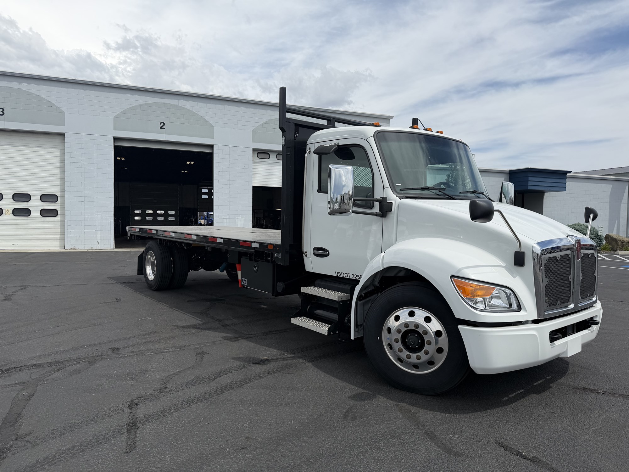 2025 Kenworth T280 - image 3 of 5