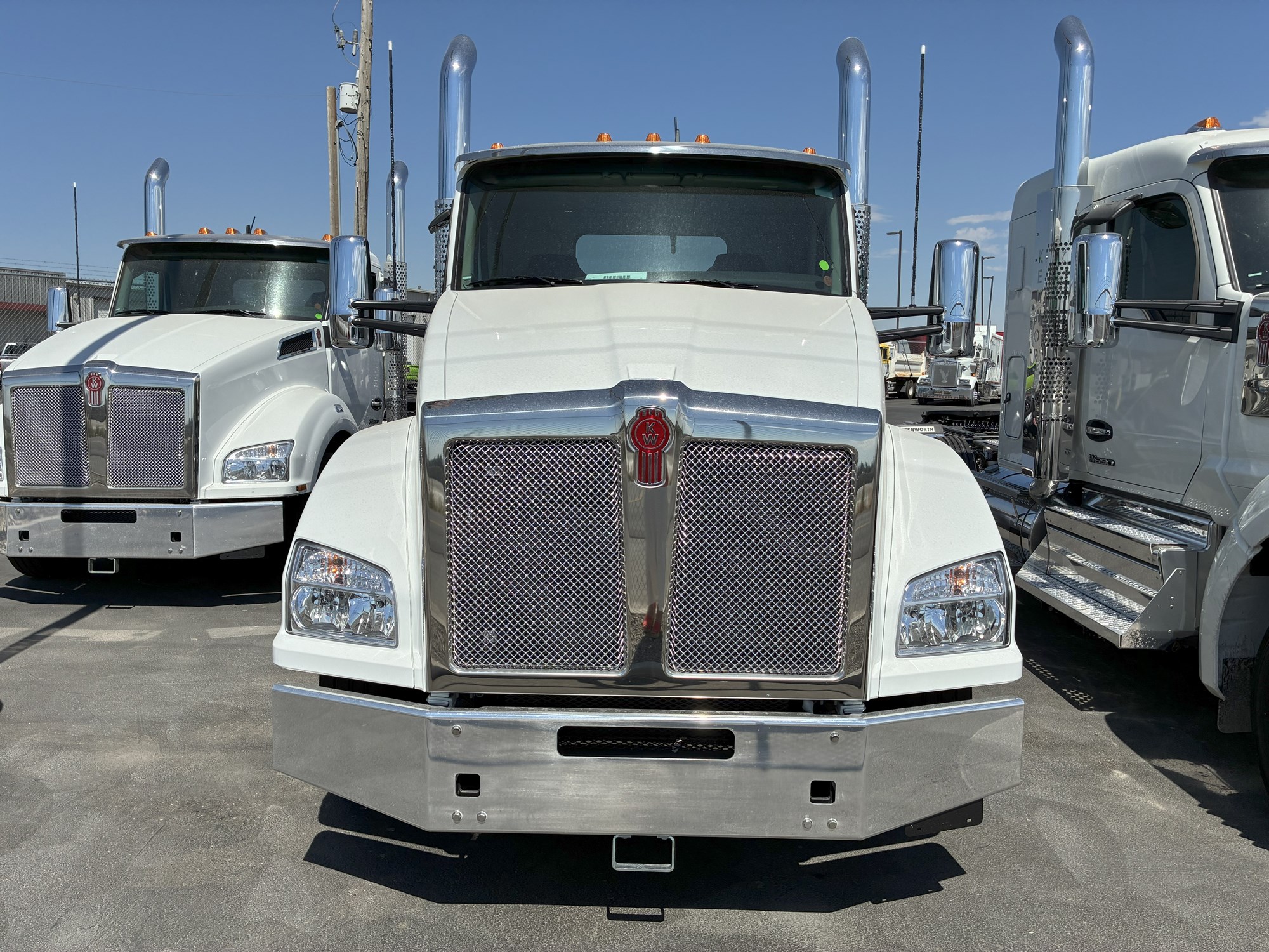 2026 Kenworth T880 2026 Kenworth T880 - image 2 of 6