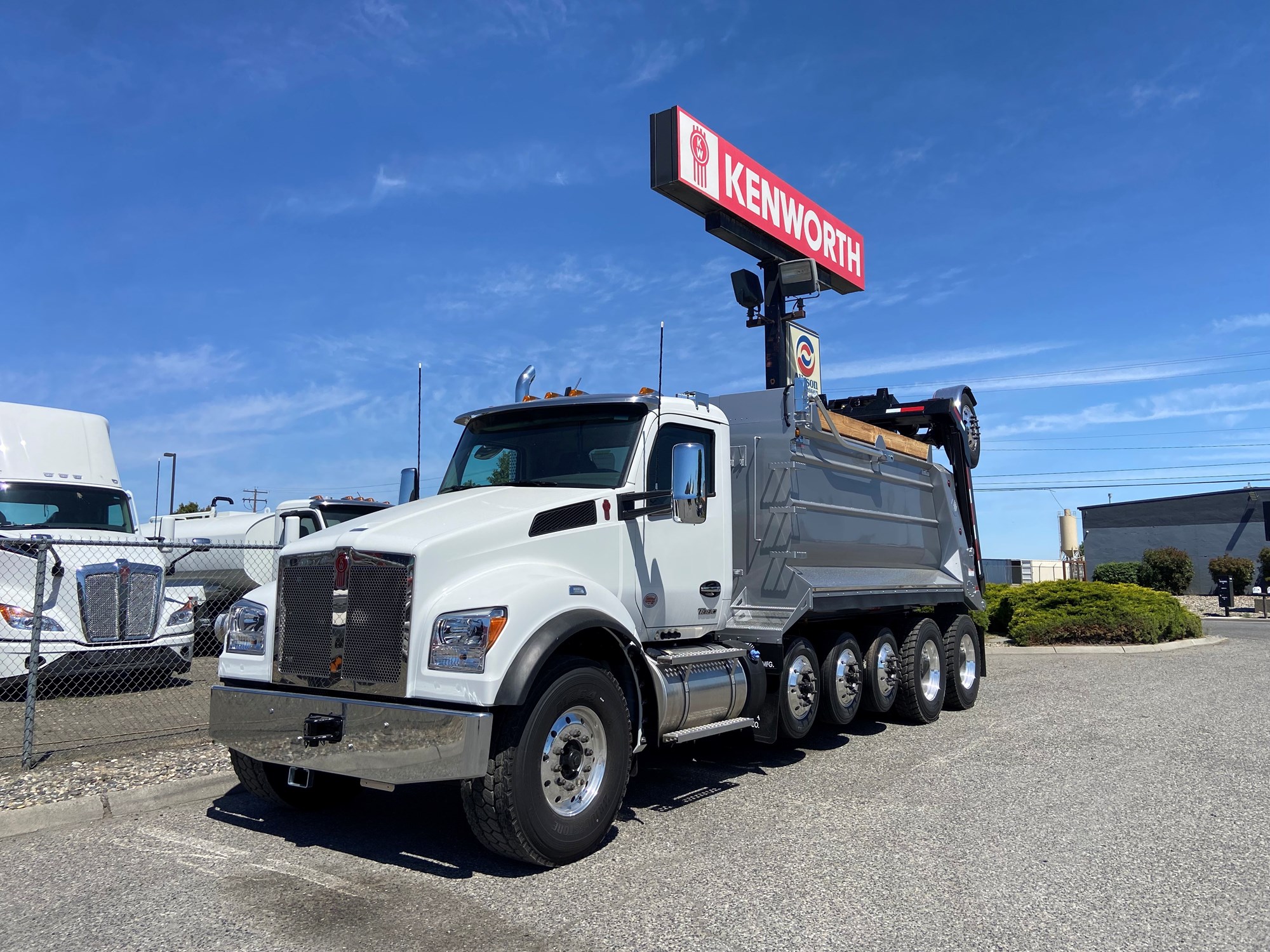 2026 Kenworth T880 - image 1 of 6