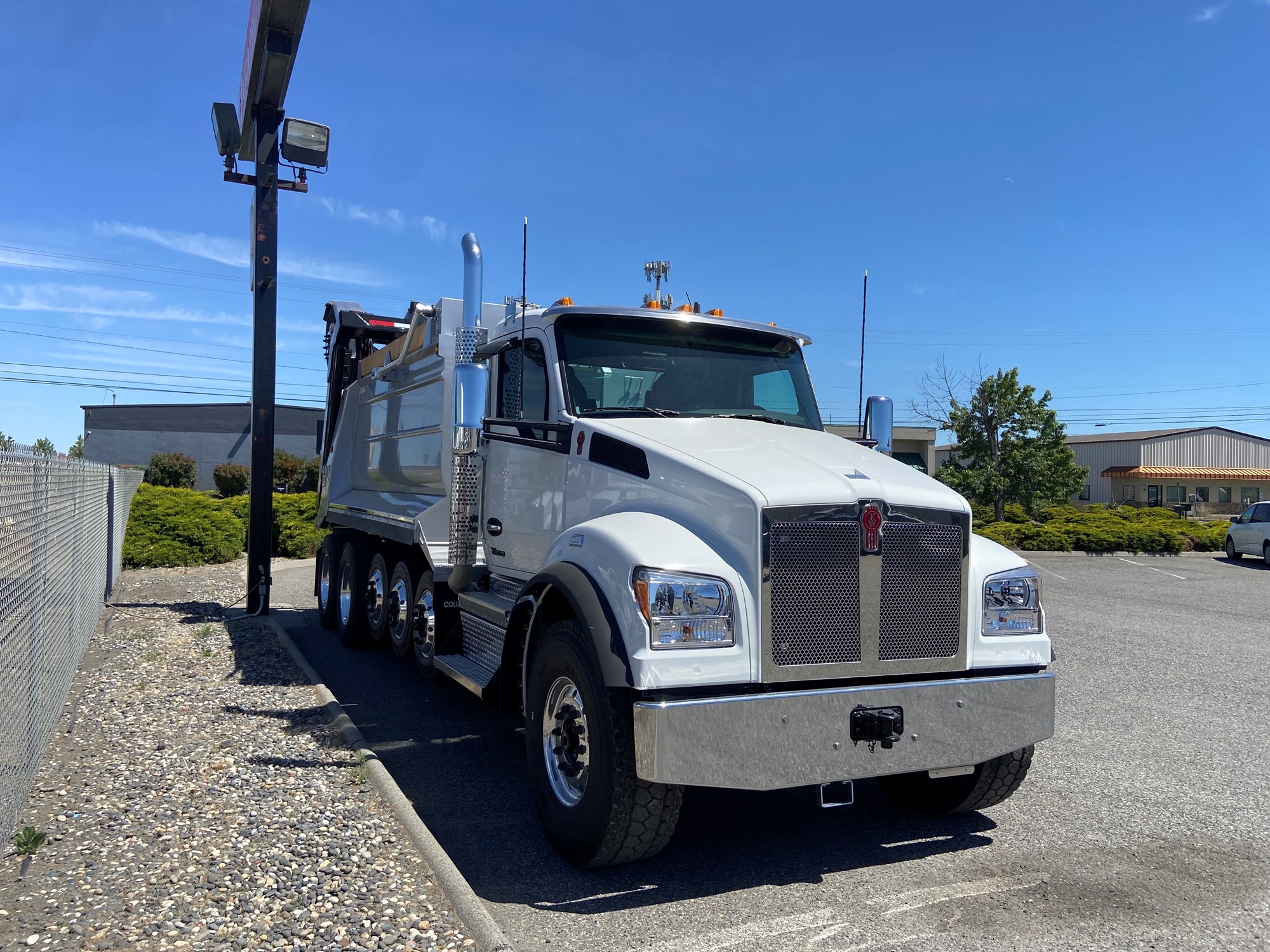 2026 Kenworth T880 - image 2 of 6