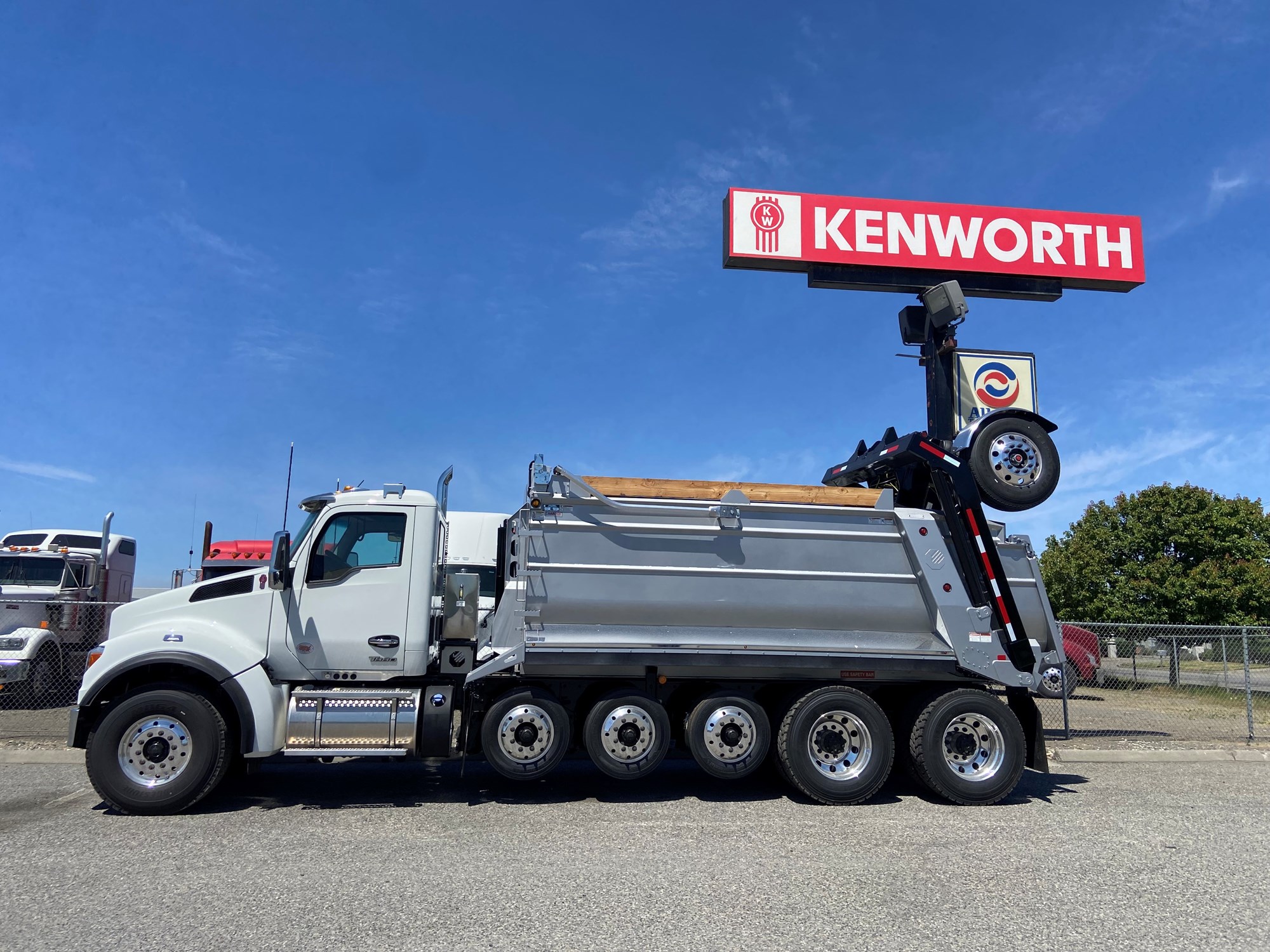 2026 Kenworth T880 - image 3 of 6