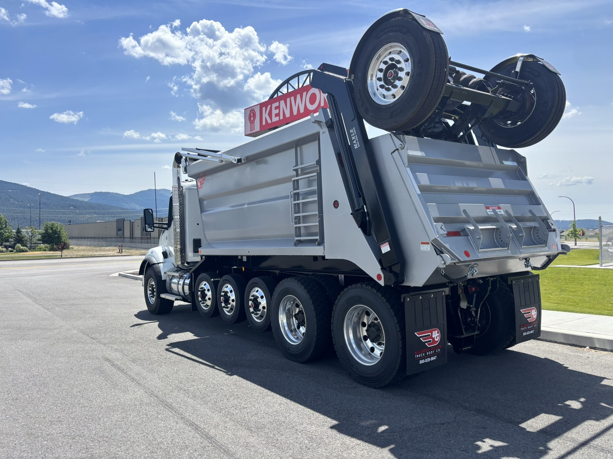2026 Kenworth T880 2026 Kenworth T880 - image 2 of 6
