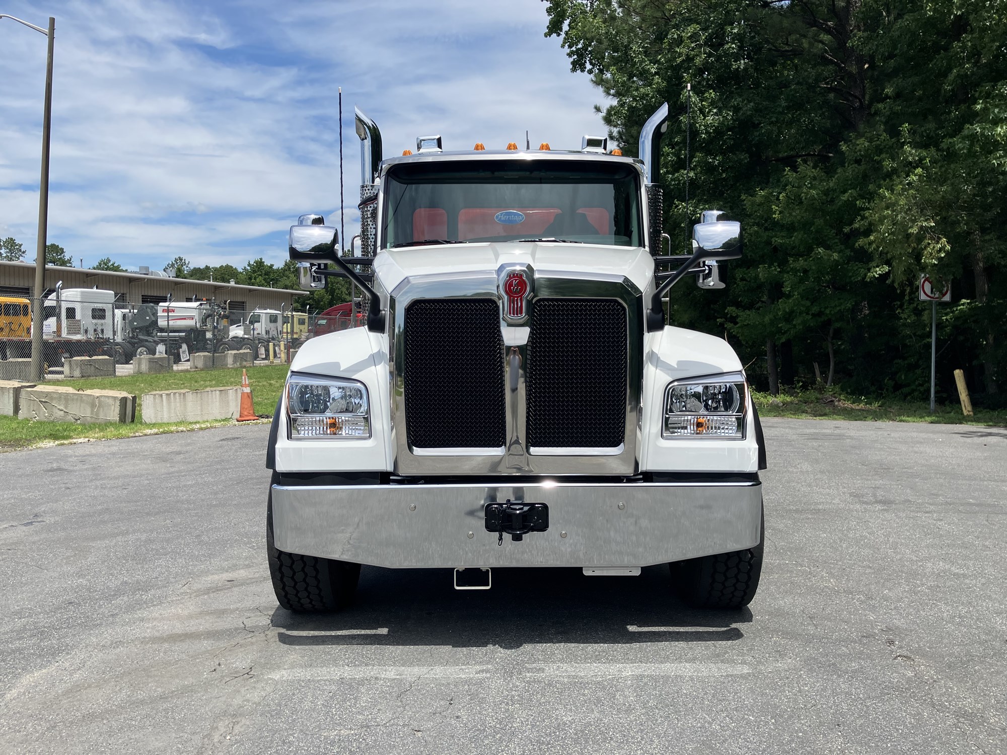 2027 Kenworth T880 - image 2 of 6