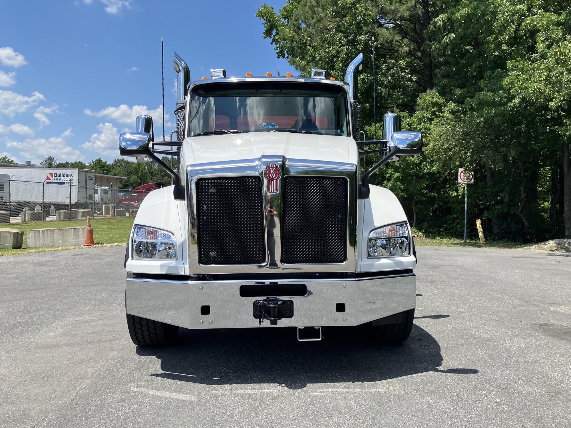 2027 Kenworth T880 - image 2 of 6