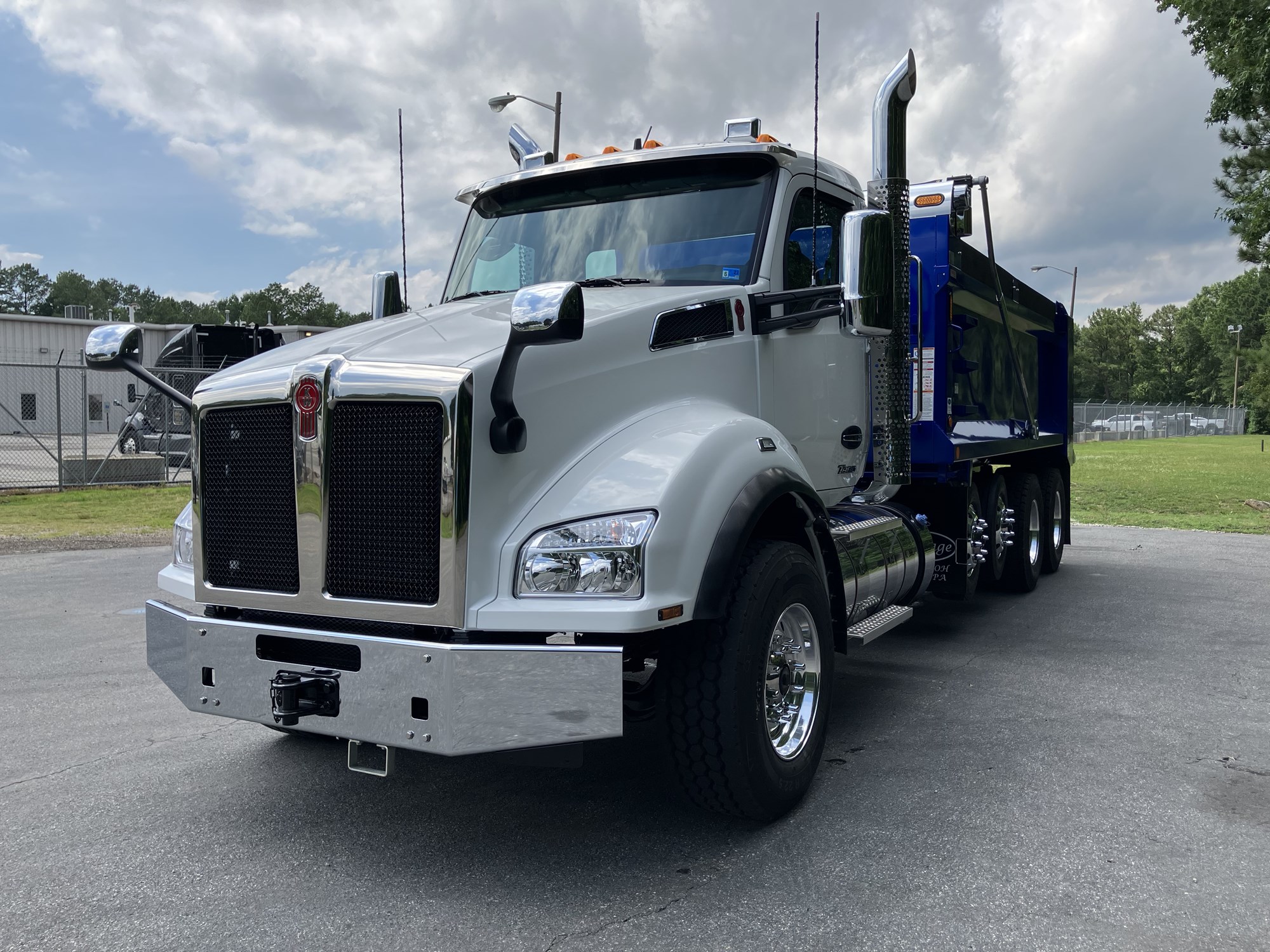 2027 Kenworth T880 - image 1 of 6