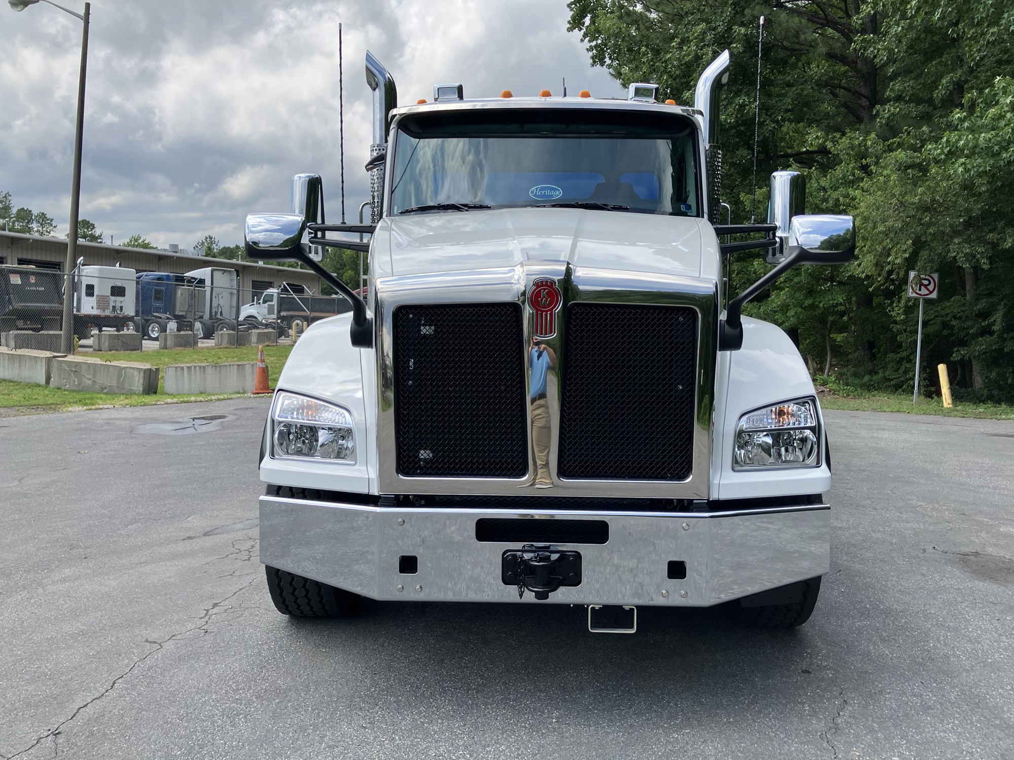 2027 Kenworth T880 - image 2 of 6