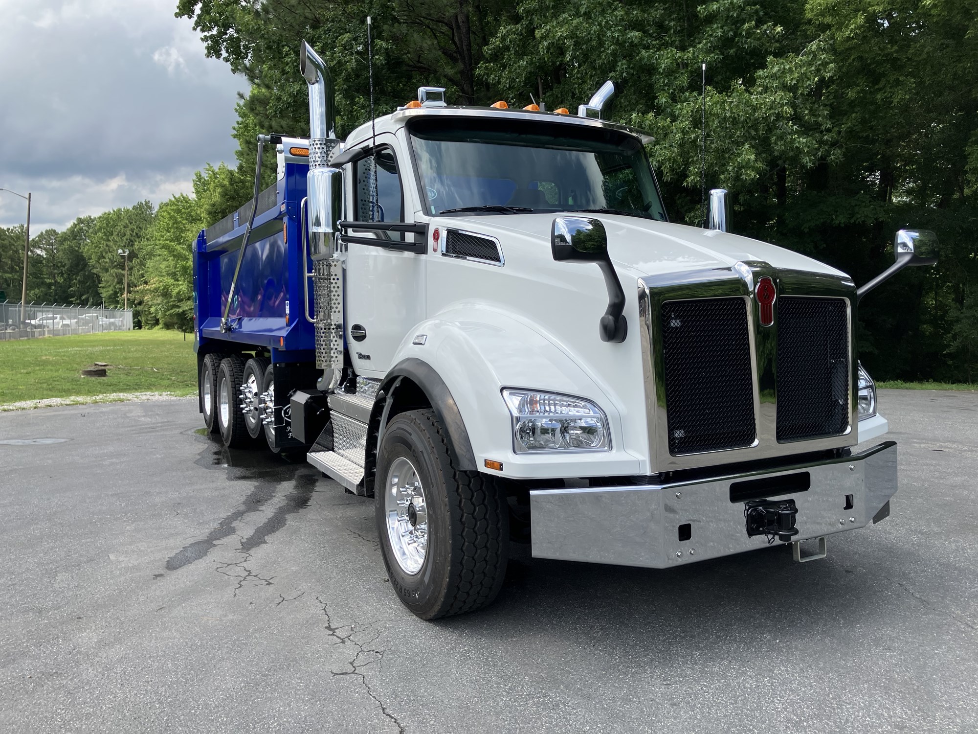 2027 Kenworth T880 - image 3 of 6