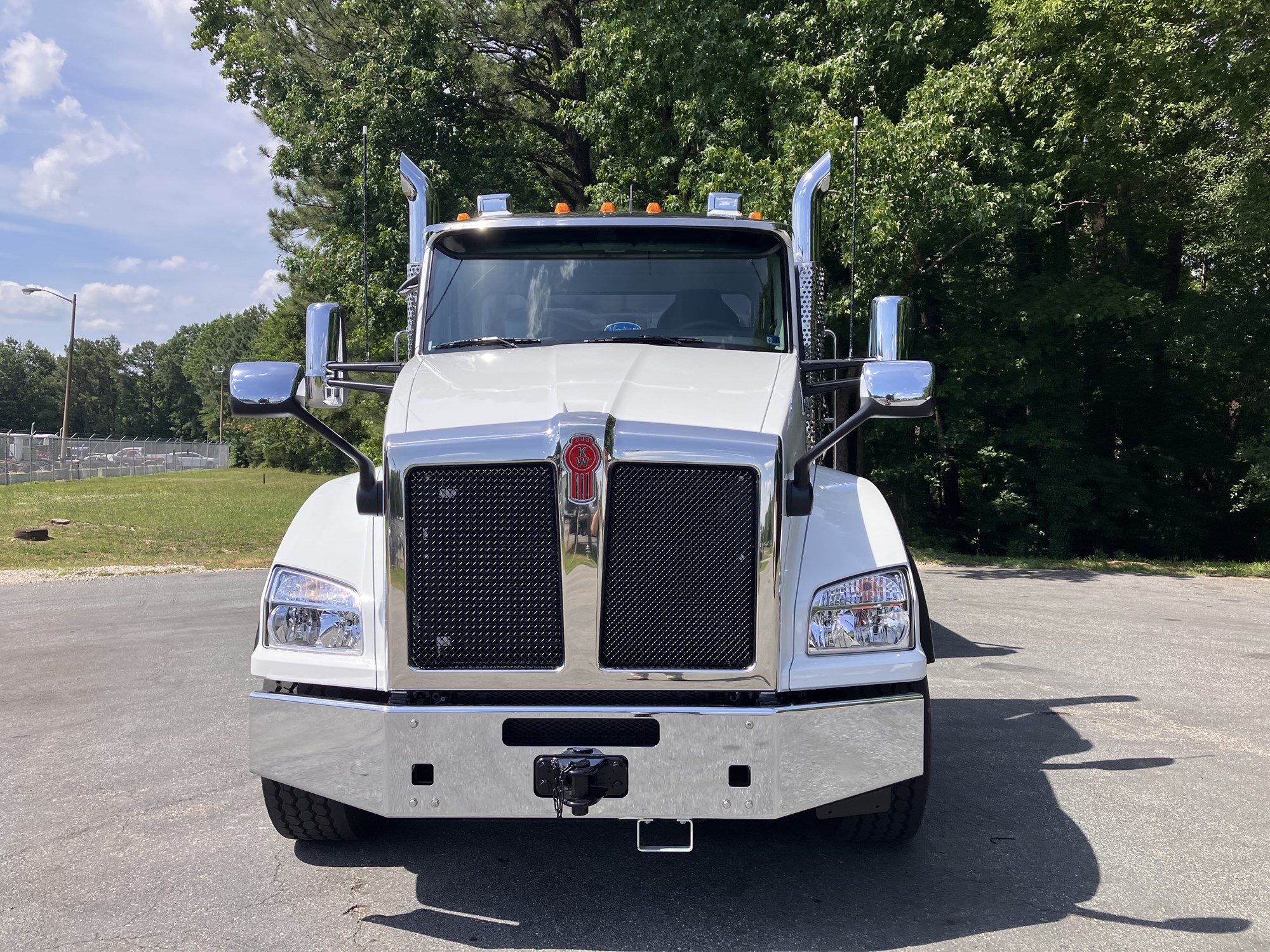 2027 Kenworth T880 - image 2 of 6