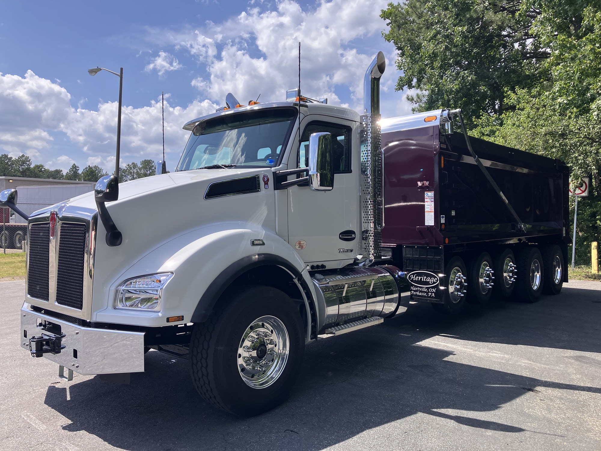 2027 Kenworth T880 - image 3 of 6