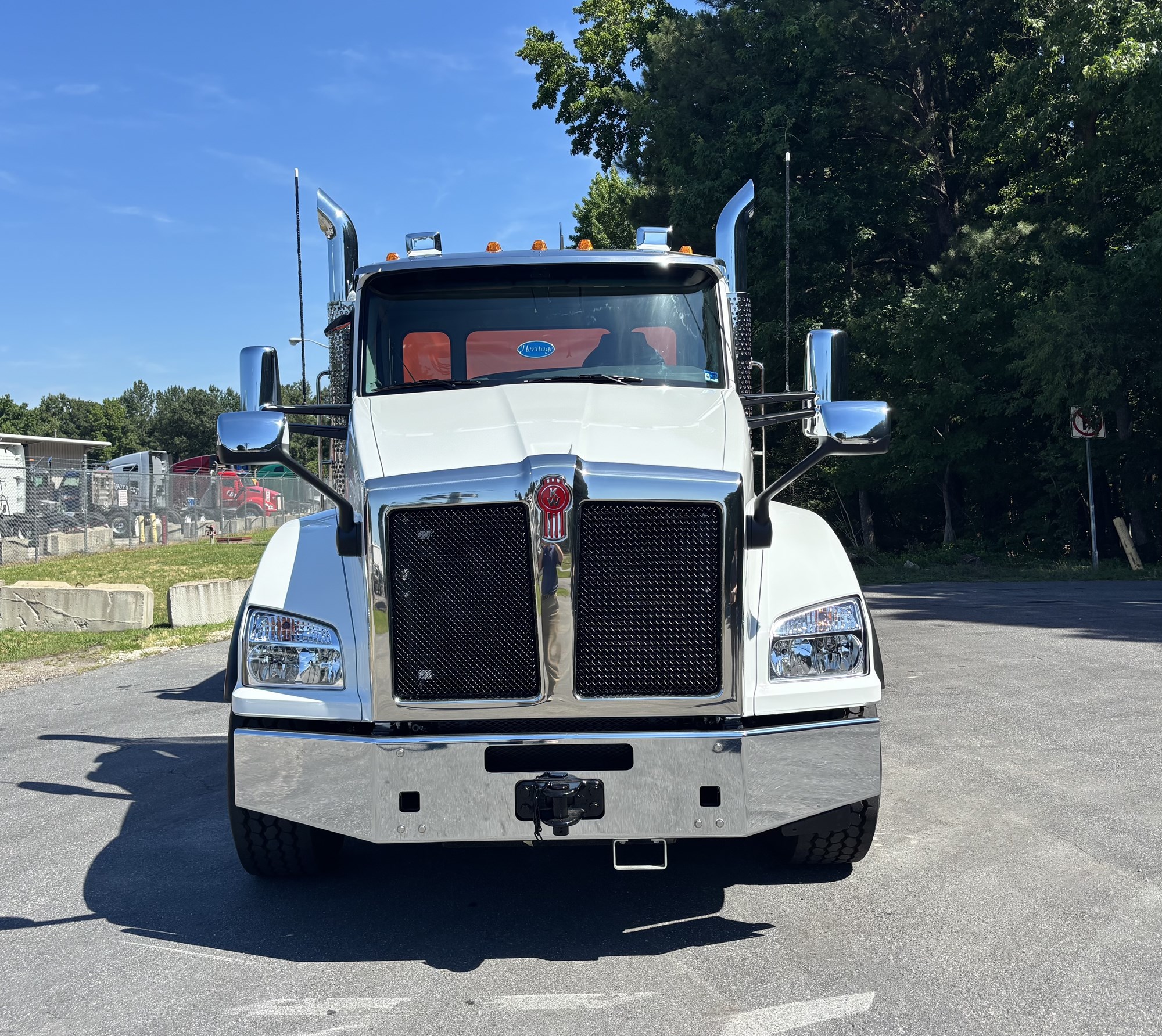 2027 Kenworth T880 - image 2 of 6