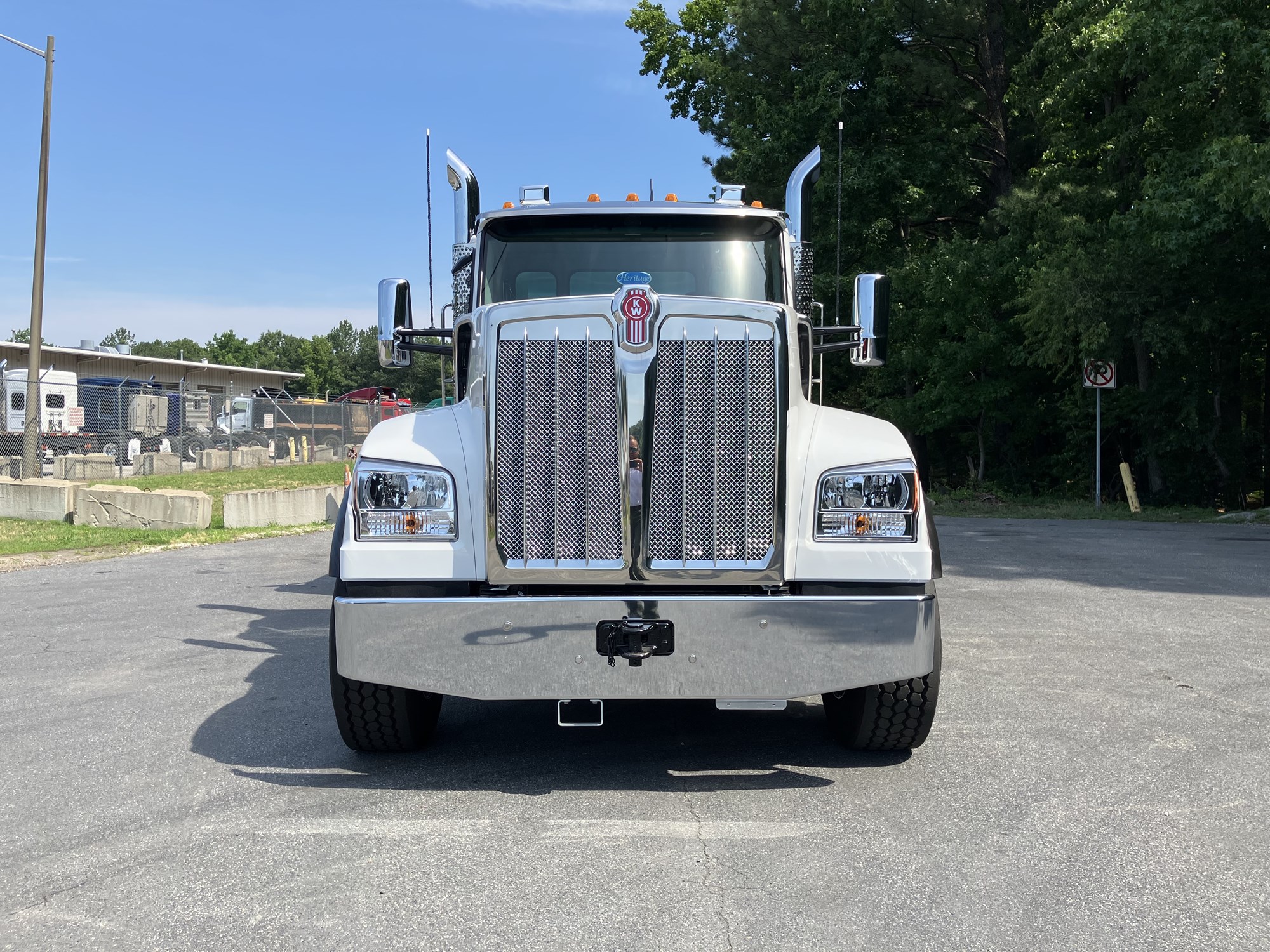 2027 Kenworth W990 - image 2 of 6