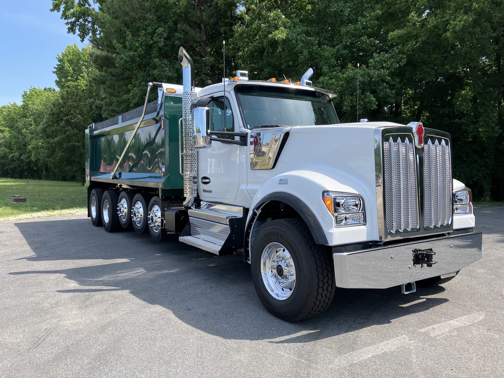 2027 Kenworth W990 - image 3 of 6