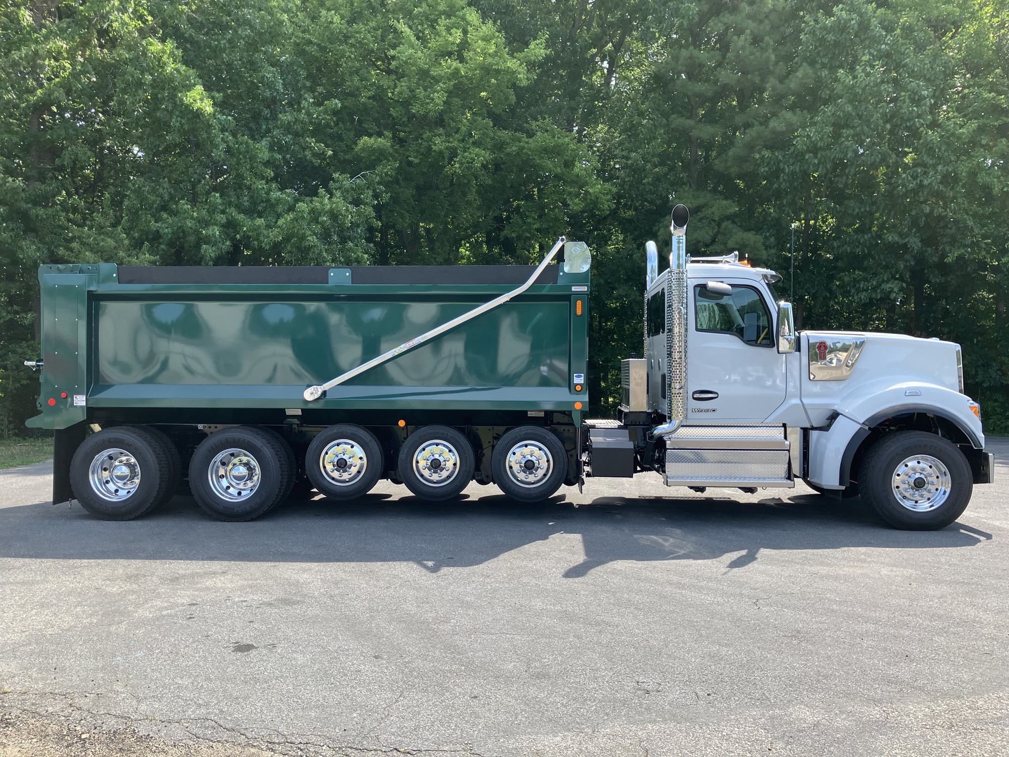 2027 Kenworth W990 - image 4 of 6