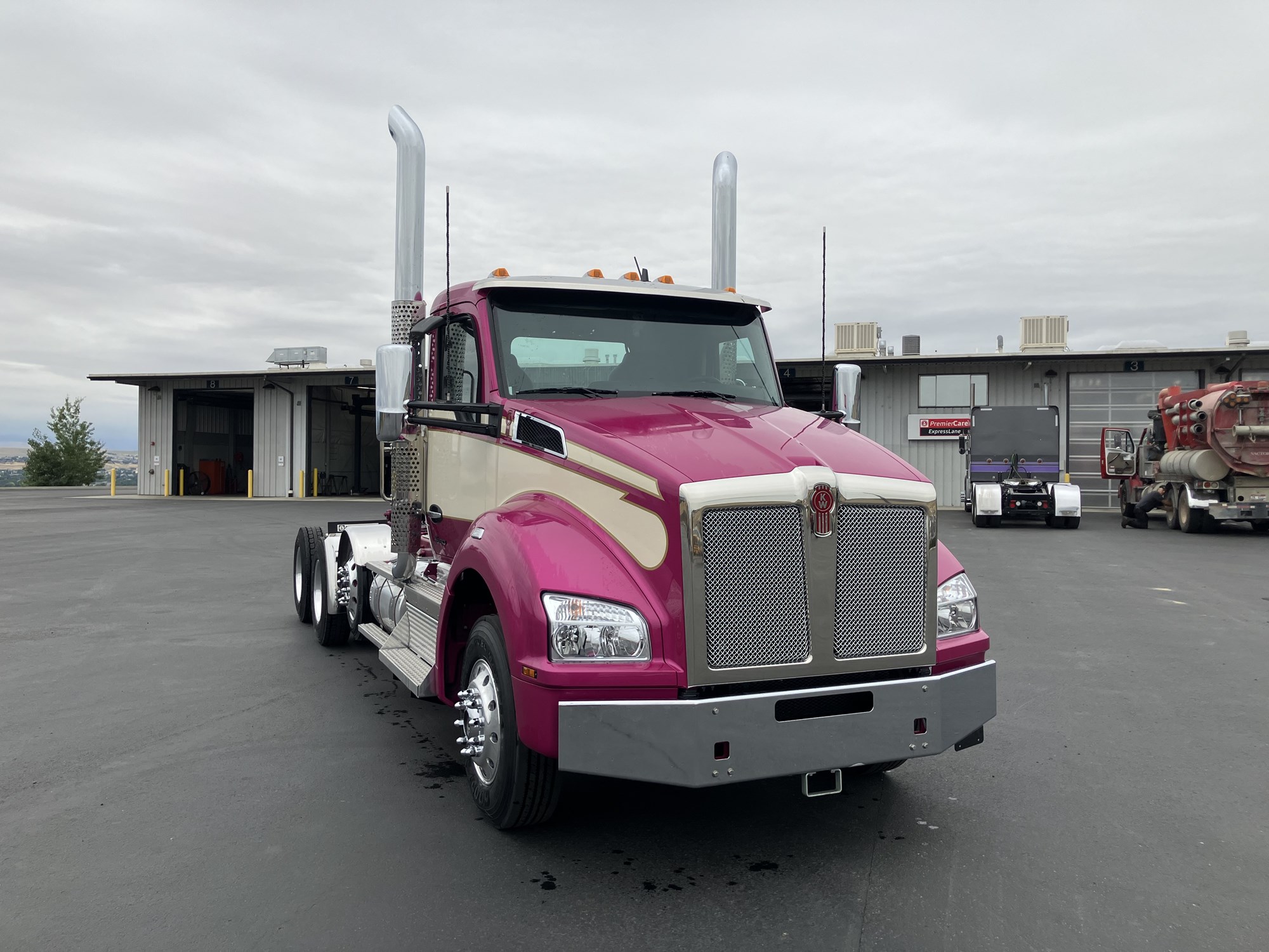 2026 Kenworth T880 2026 Kenworth T880 - image 1 of 6
