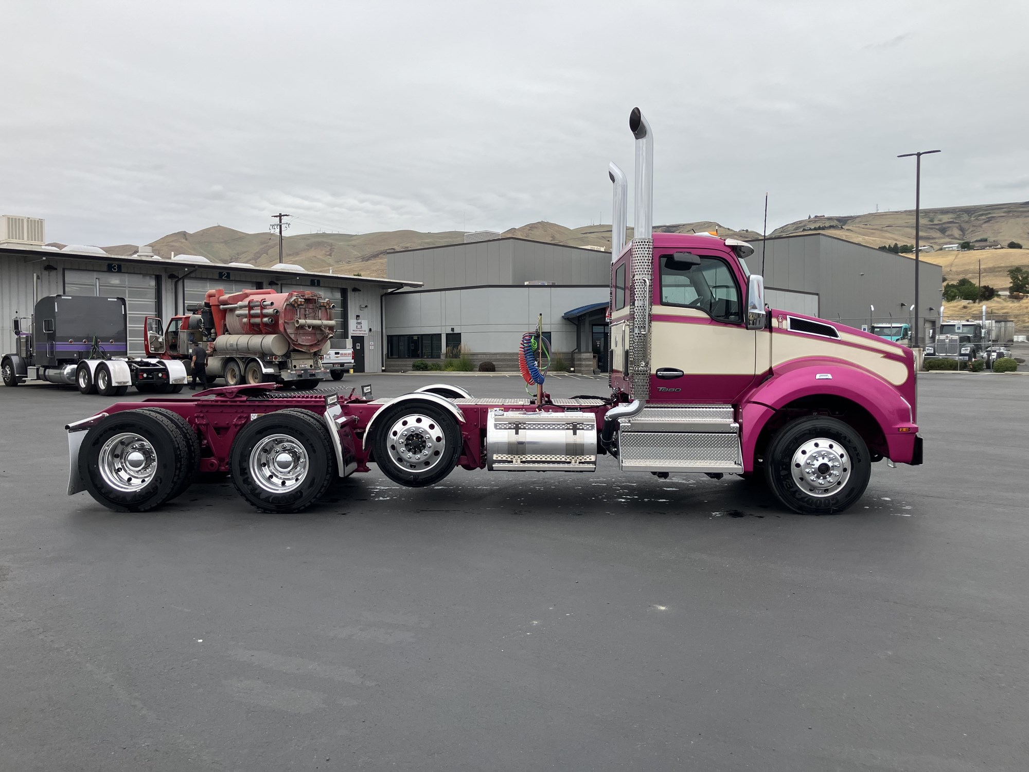 2026 Kenworth T880 2026 Kenworth T880 - image 2 of 6