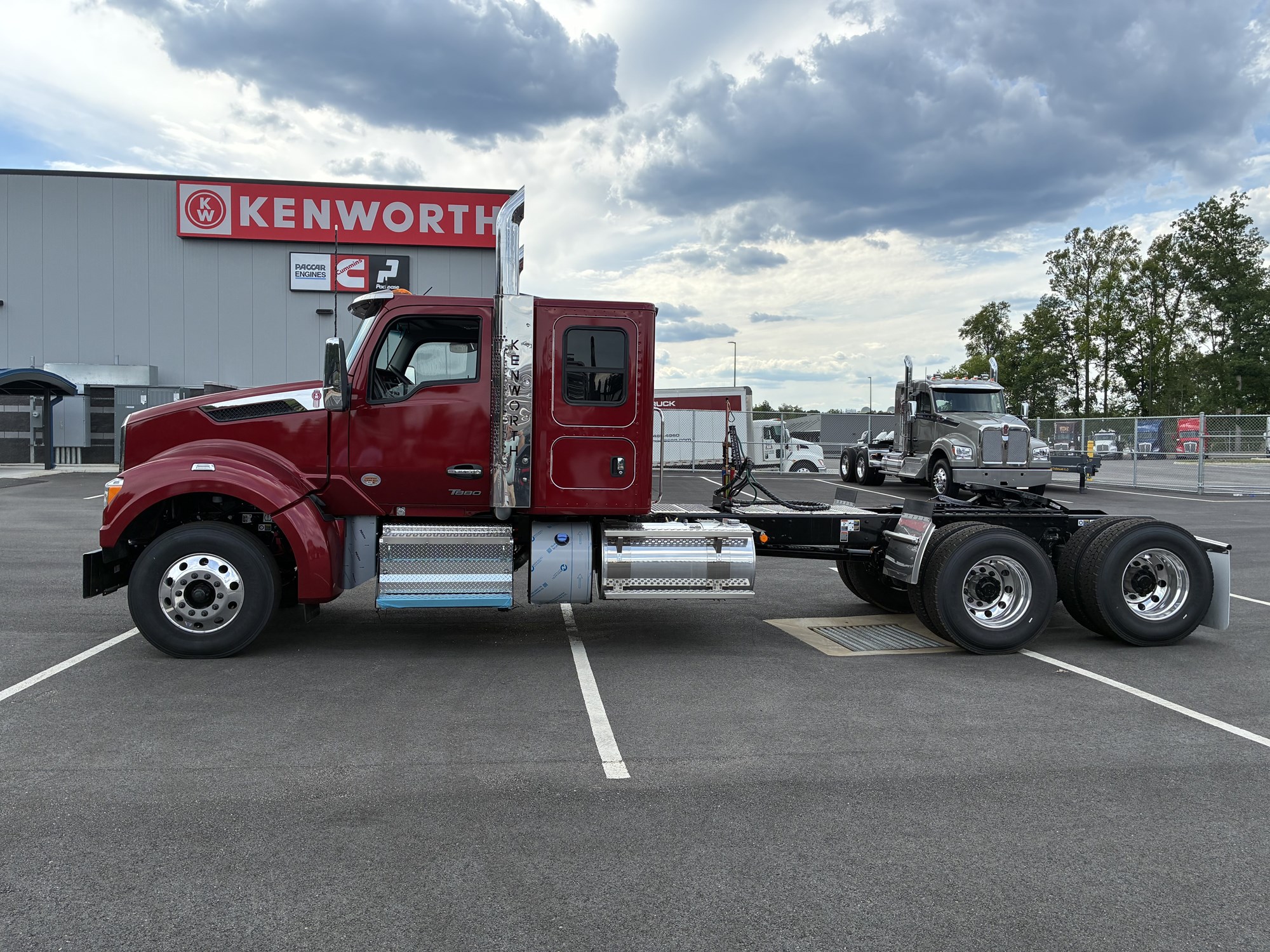 2027 Kenworth T880 2027 Kenworth T880 - image 2 of 6