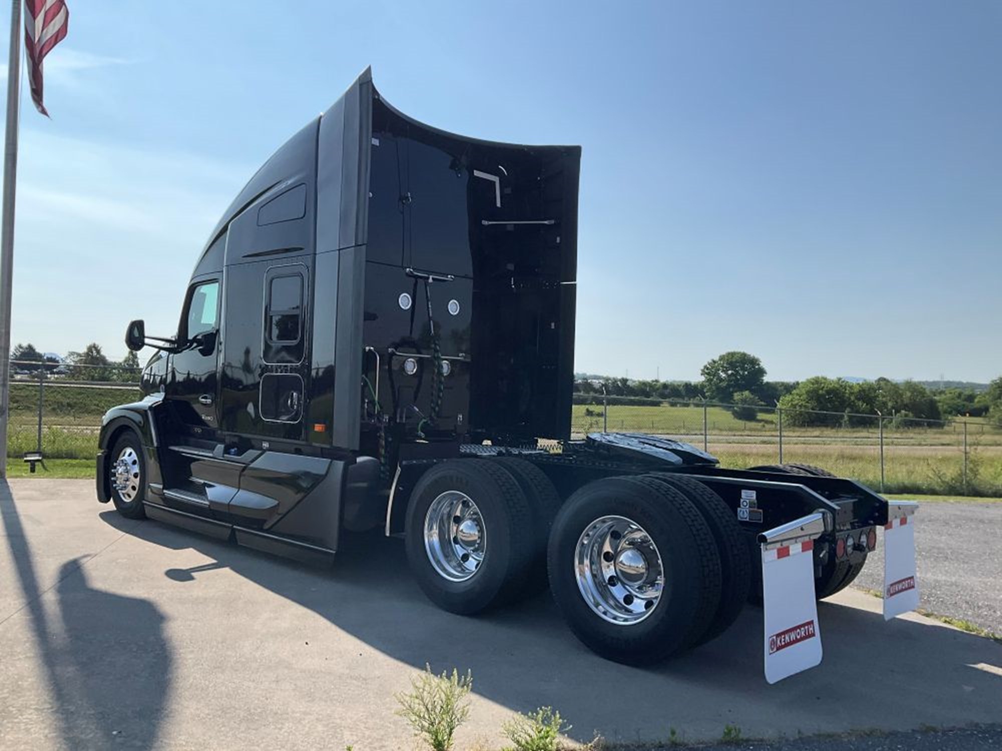 2027 Kenworth T680 Next Gen 2027 Kenworth T680 Next Gen - image 4 of 6