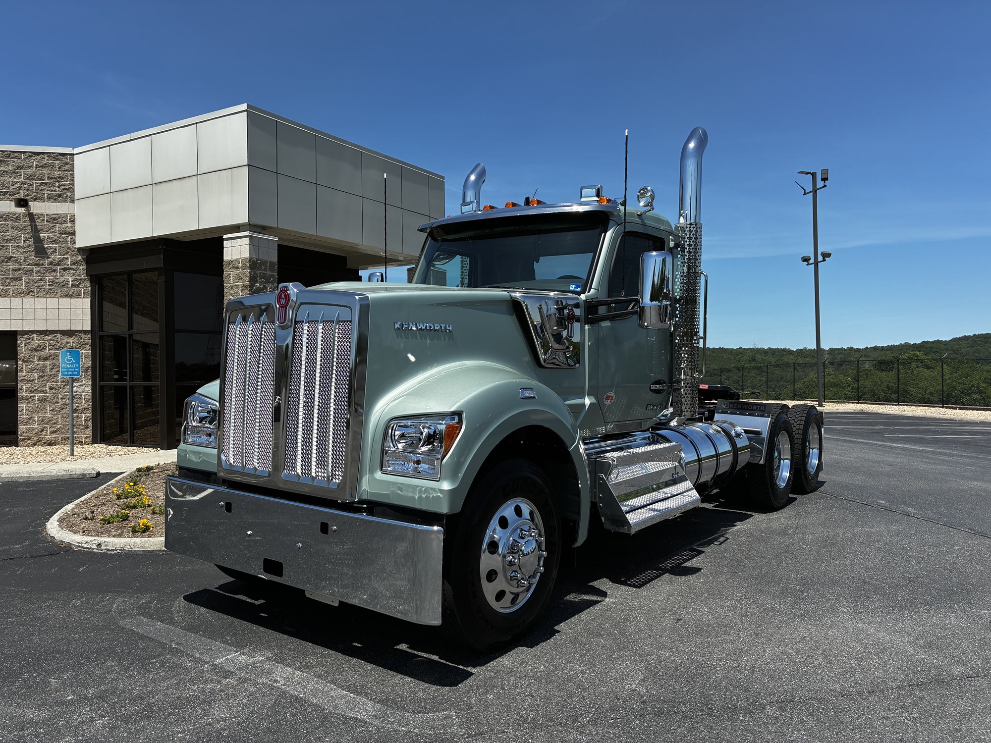 2027 Kenworth W990 2027 Kenworth W990 - image 1 of 6