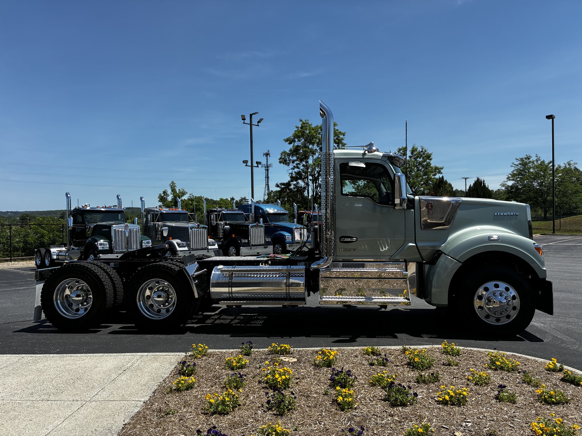 2027 Kenworth W990 2027 Kenworth W990 - image 4 of 6