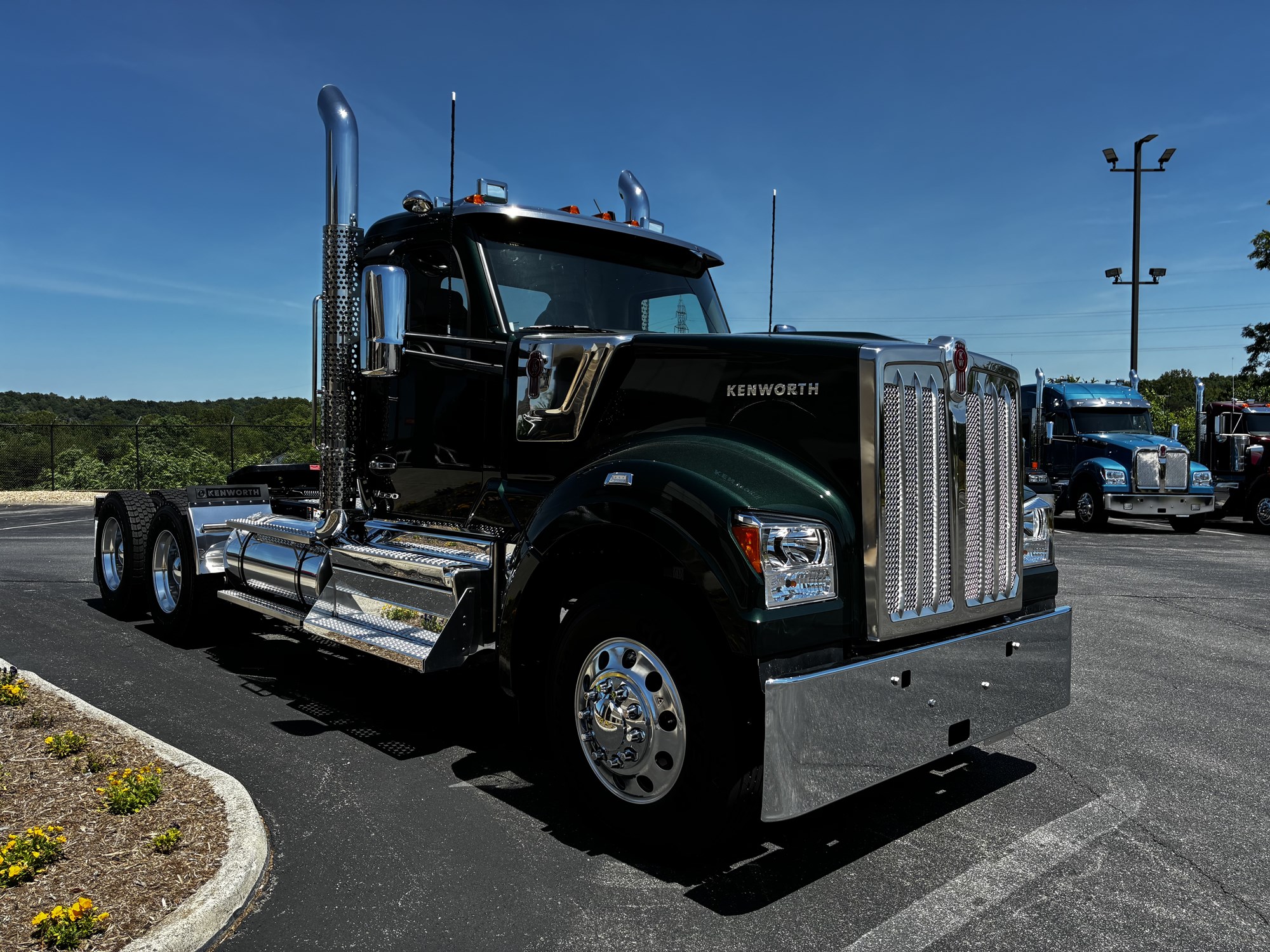 2027 Kenworth W990 - image 3 of 6
