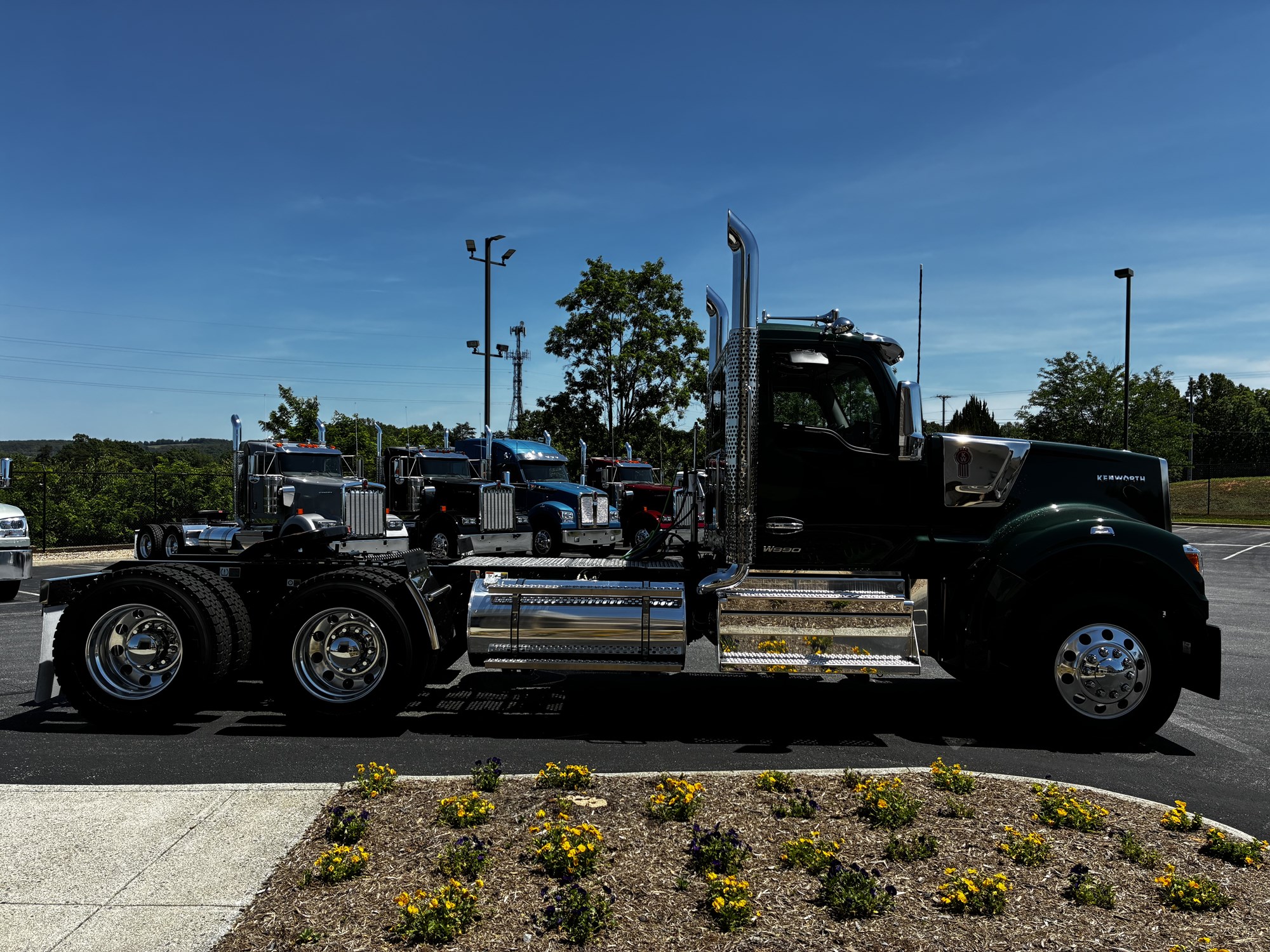 2027 Kenworth W990 - image 4 of 6