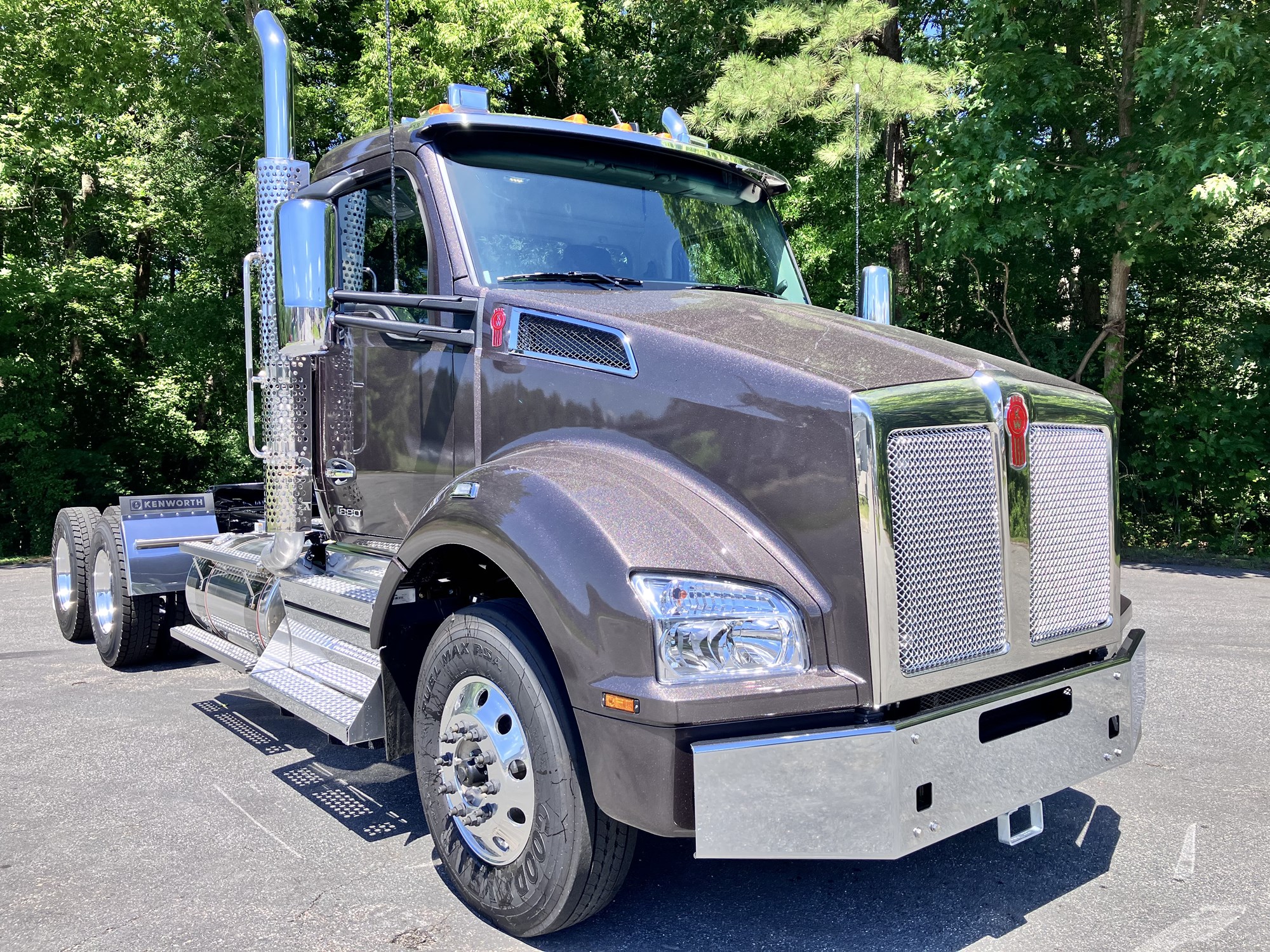2027 Kenworth T880 - image 1 of 6