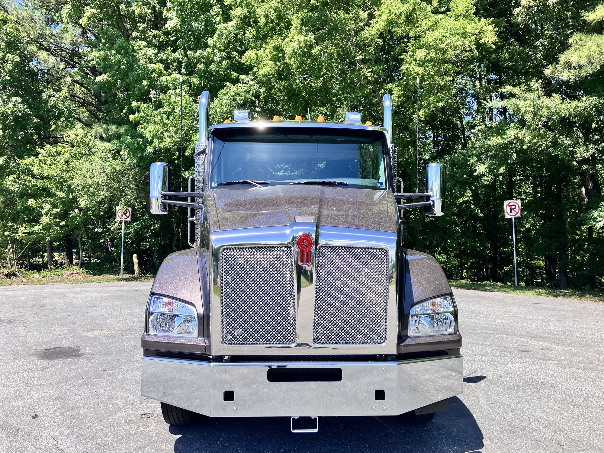 2027 Kenworth T880 - image 2 of 6