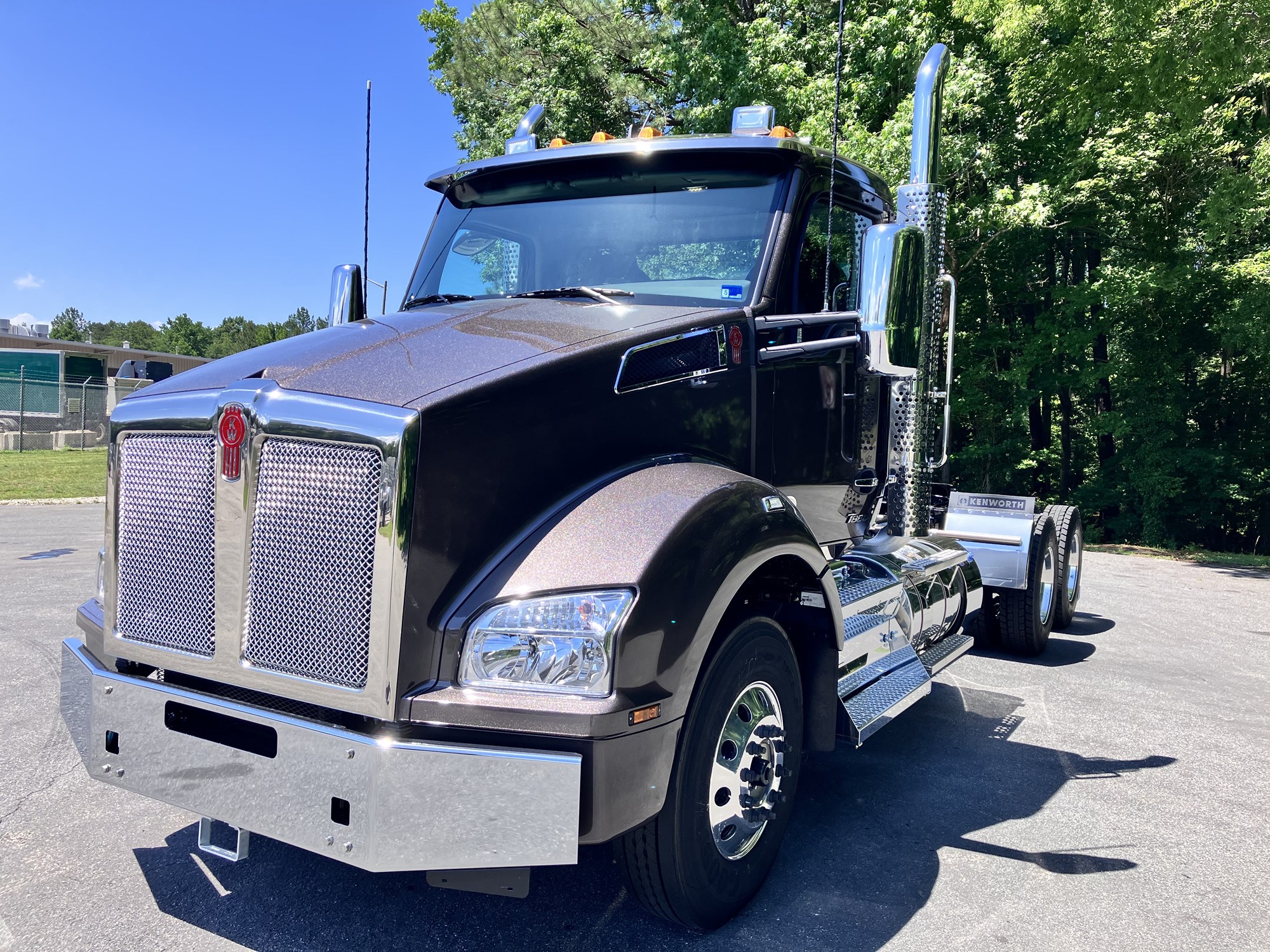2027 Kenworth T880 - image 3 of 6